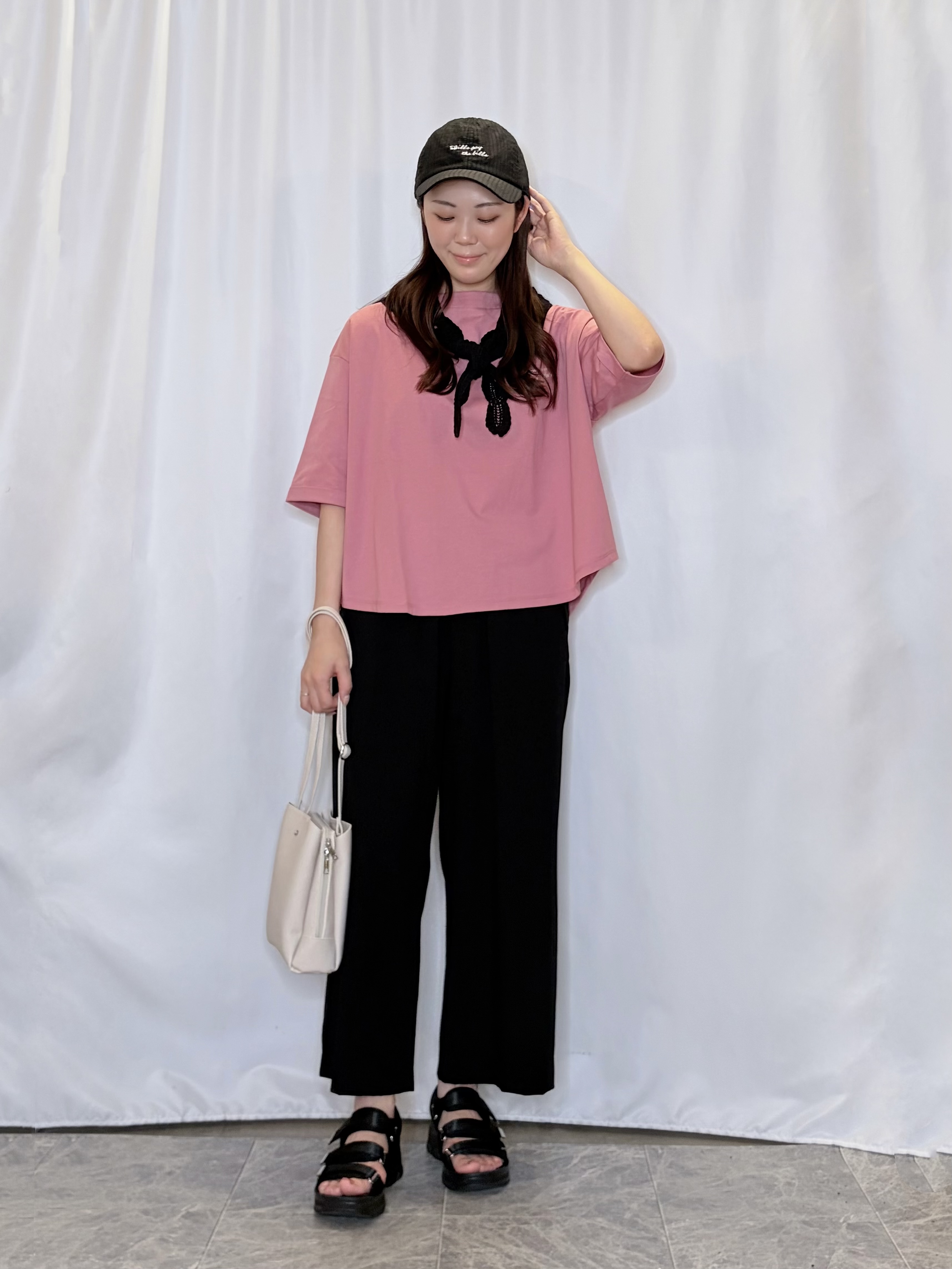 おうめさんの「SHOO･LA･RUE｜【ひんやり/体型カバー】首元すっきり ゆるバックギャザーTシャツ」を使ったコーディネート