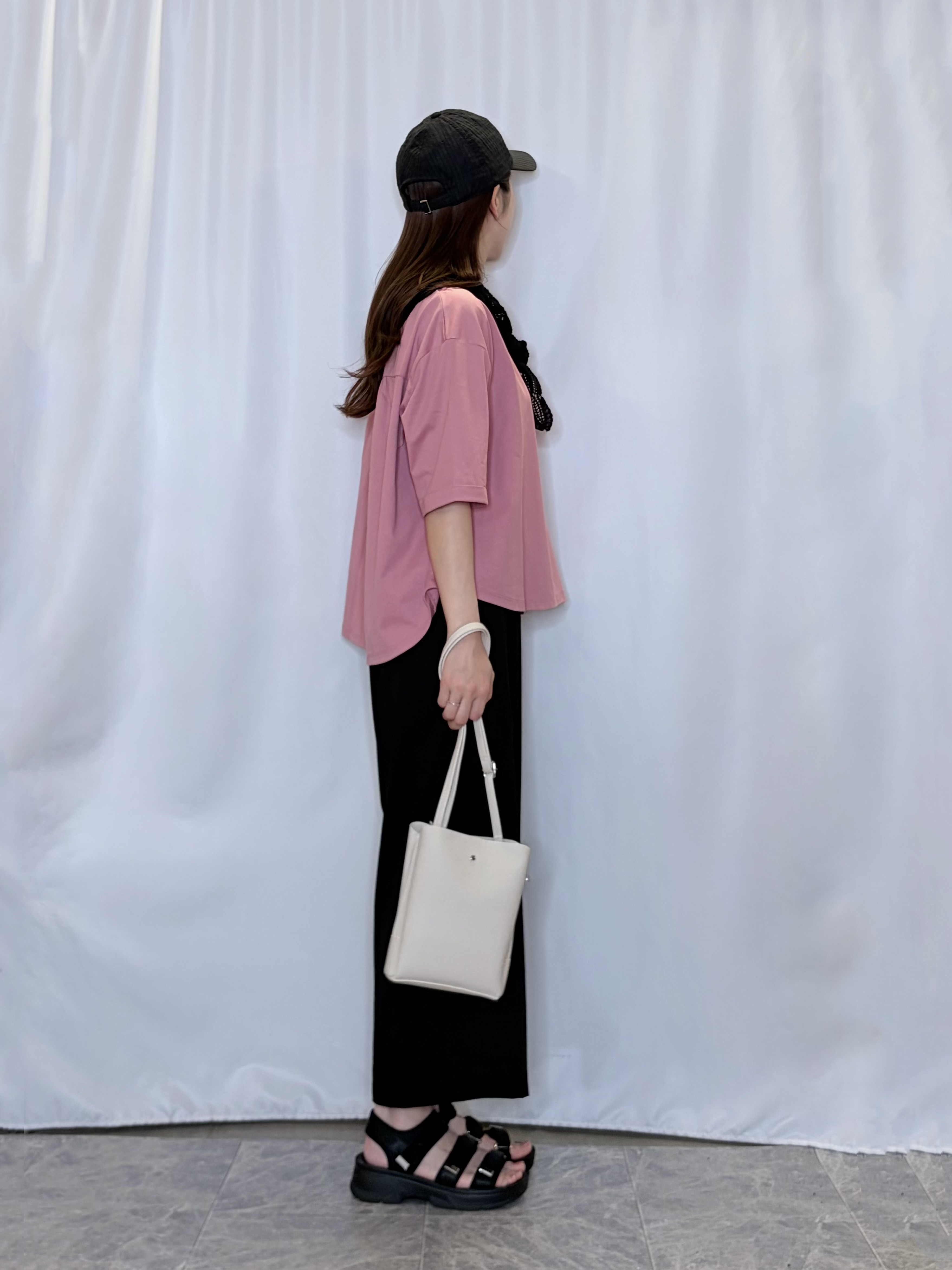 おうめさんの「SHOO･LA･RUE｜【ひんやり/体型カバー】首元すっきり ゆるバックギャザーTシャツ」を使ったコーディネート
