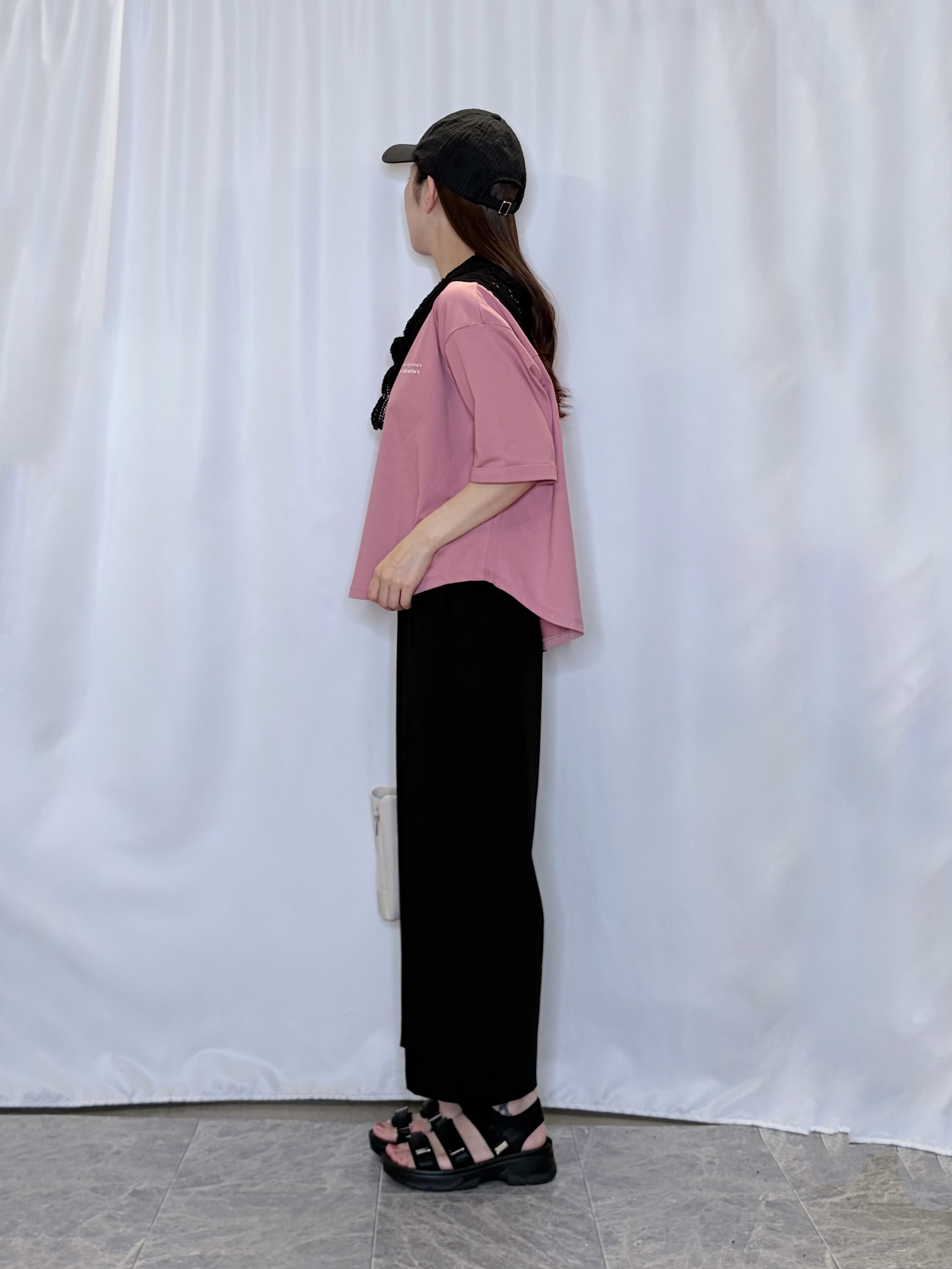 おうめさんの「SHOO･LA･RUE｜【ひんやり/体型カバー】首元すっきり ゆるバックギャザーTシャツ」を使ったコーディネート