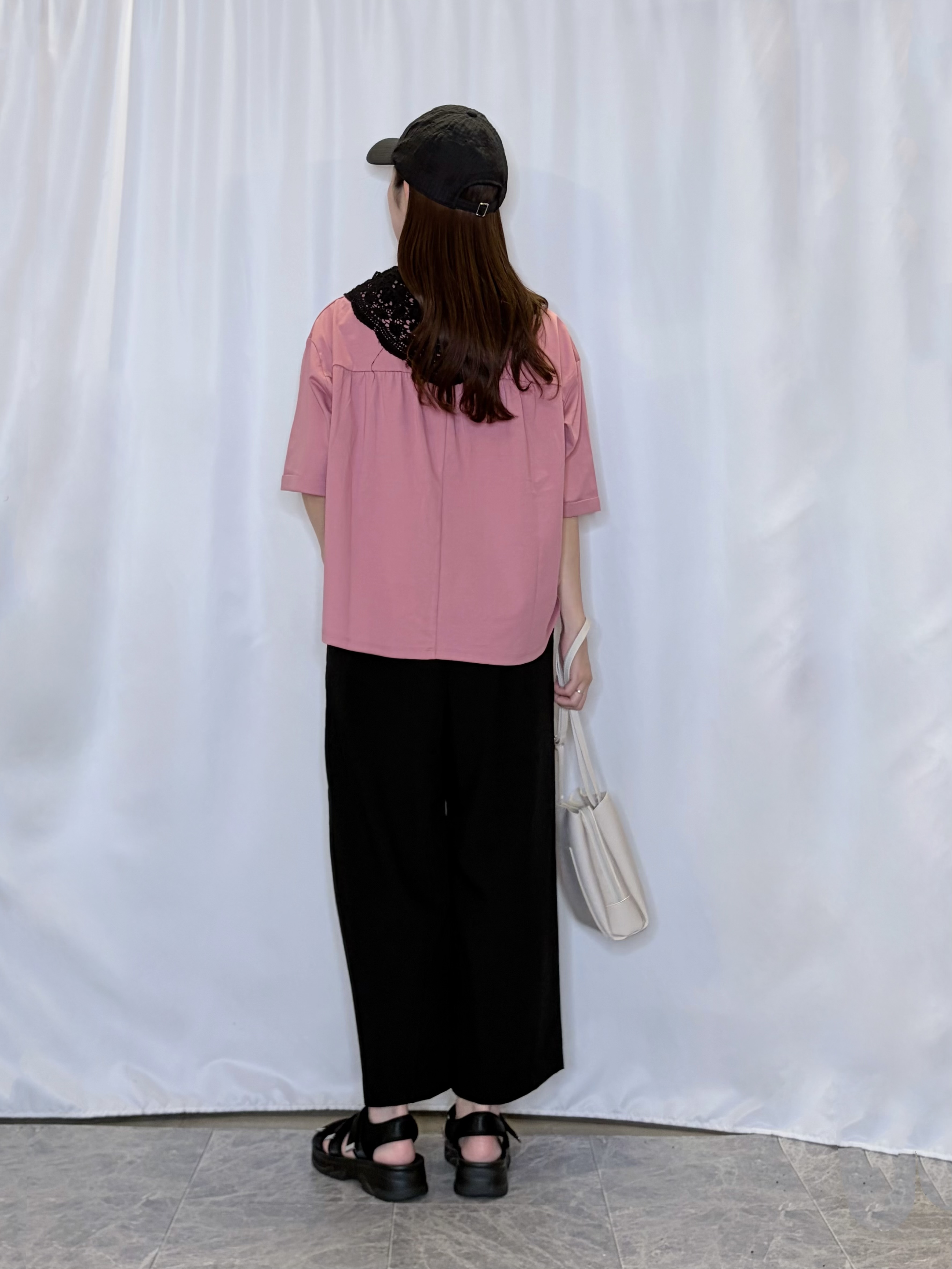 おうめさんの「SHOO･LA･RUE｜【ひんやり/体型カバー】首元すっきり ゆるバックギャザーTシャツ」を使ったコーディネート
