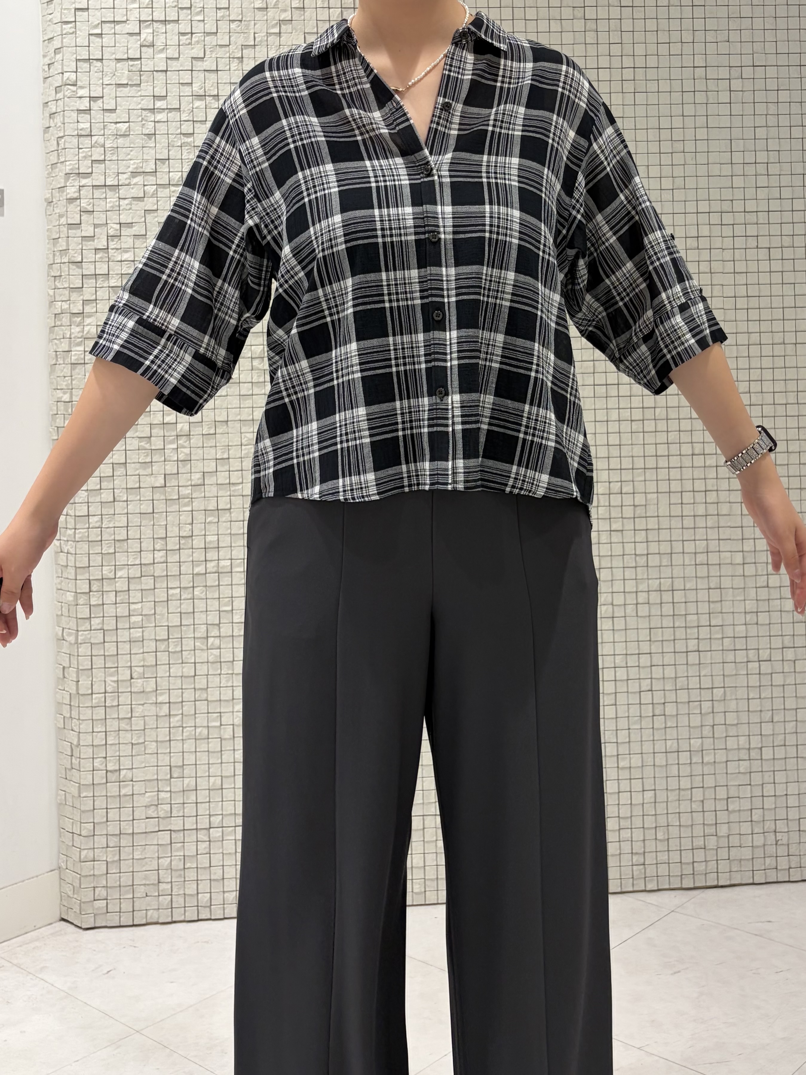 koharuさんの「INDIVI｜【コットン100％／透け感／2WAY】袖アレンジ チェックシャツ」を使ったコーディネート