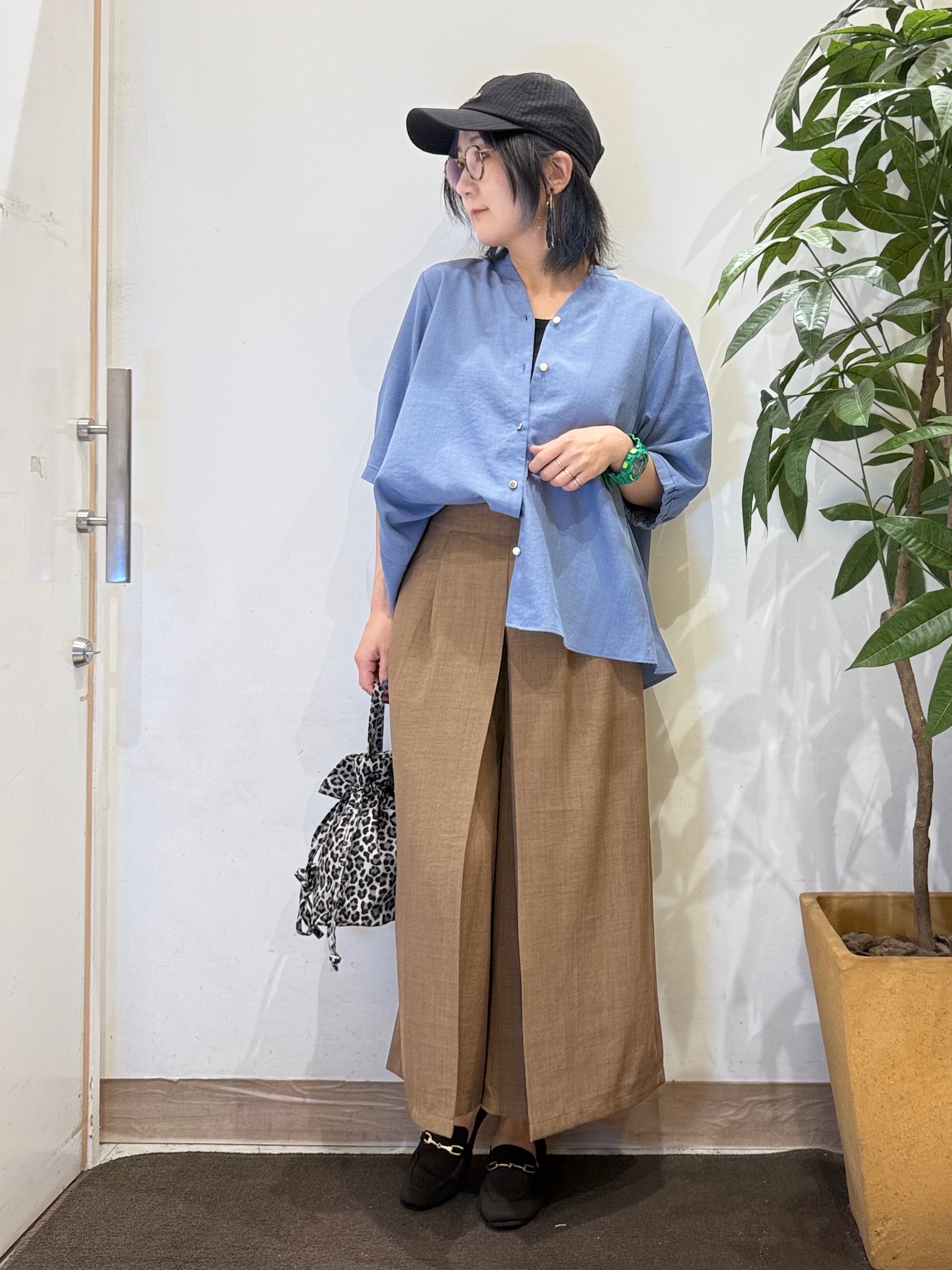 misakiさんの「SHOO･LA･RUE｜【S-LL/洗濯機可】金ボタンがアクセント 5分袖スキッパーブラウス」を使ったコーディネート