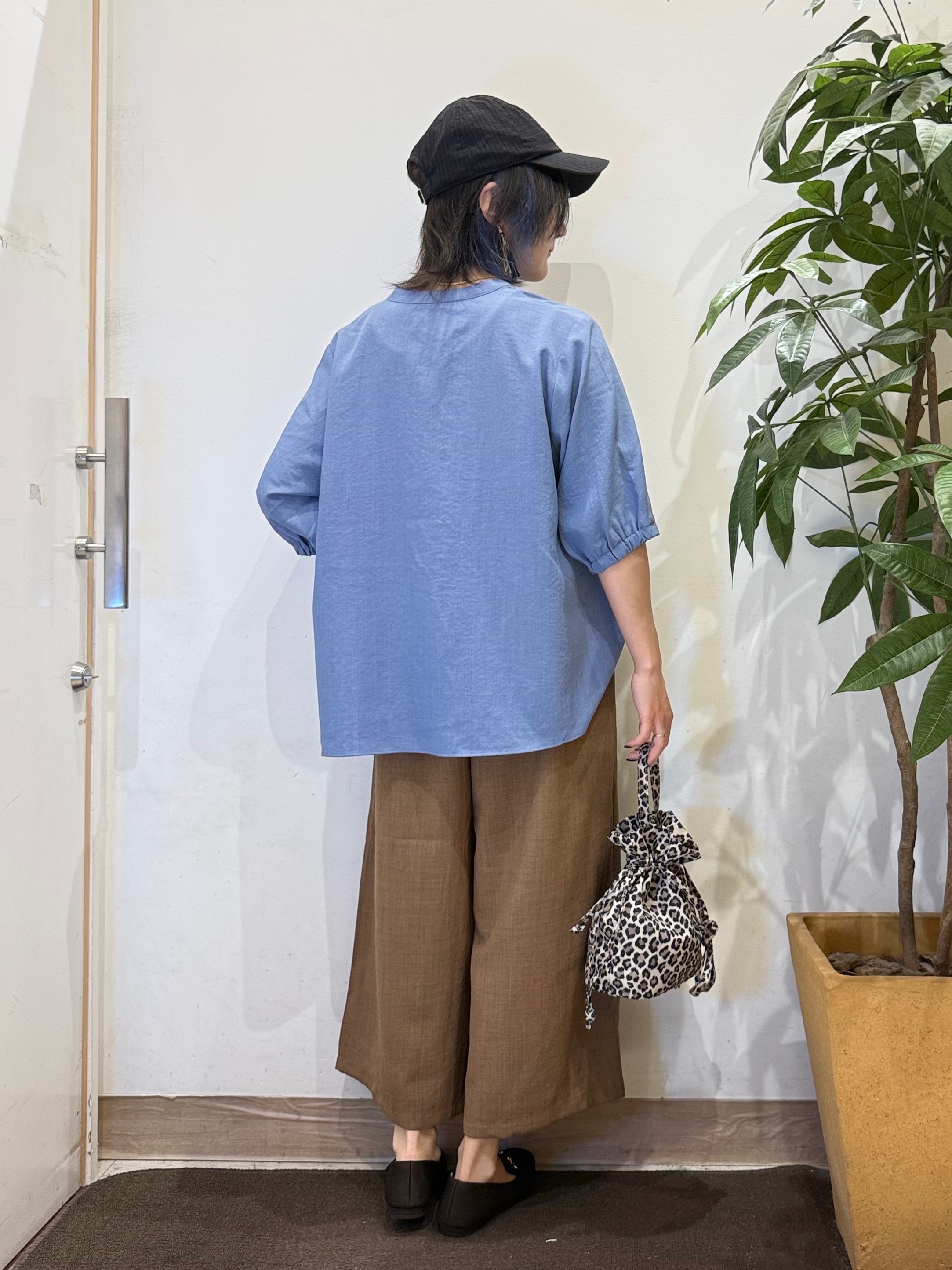 misakiさんの「SHOO･LA･RUE｜【S-LL/洗濯機可】金ボタンがアクセント 5分袖スキッパーブラウス」を使ったコーディネート