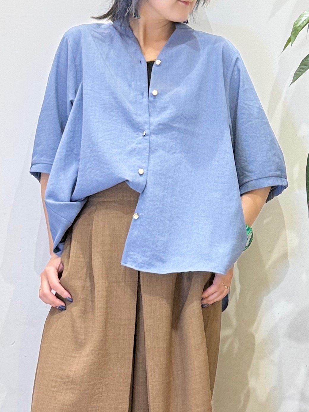misakiさんの「SHOO･LA･RUE｜【S-LL/洗濯機可】金ボタンがアクセント 5分袖スキッパーブラウス」を使ったコーディネート
