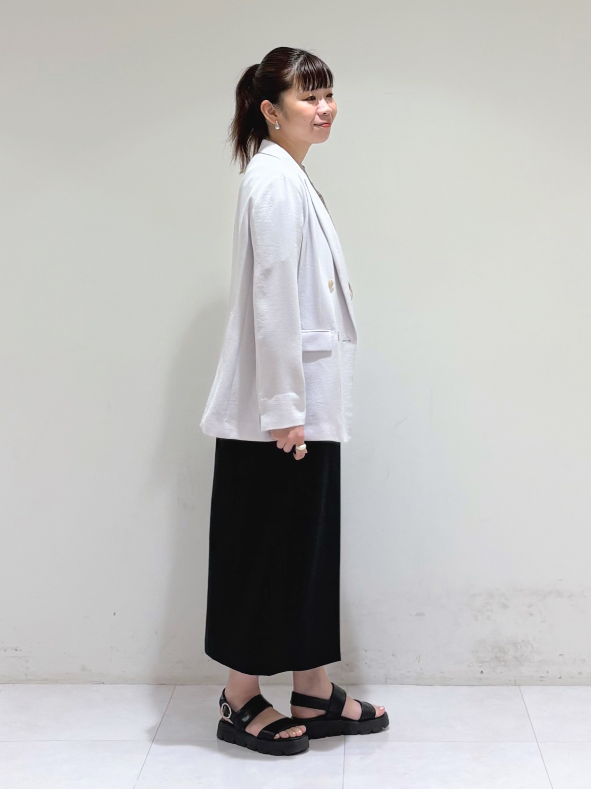 tsuyuさんの「INDIVI｜【合皮／ショルダー付】メタルデザイン ミドルバッグ」を使ったコーディネート