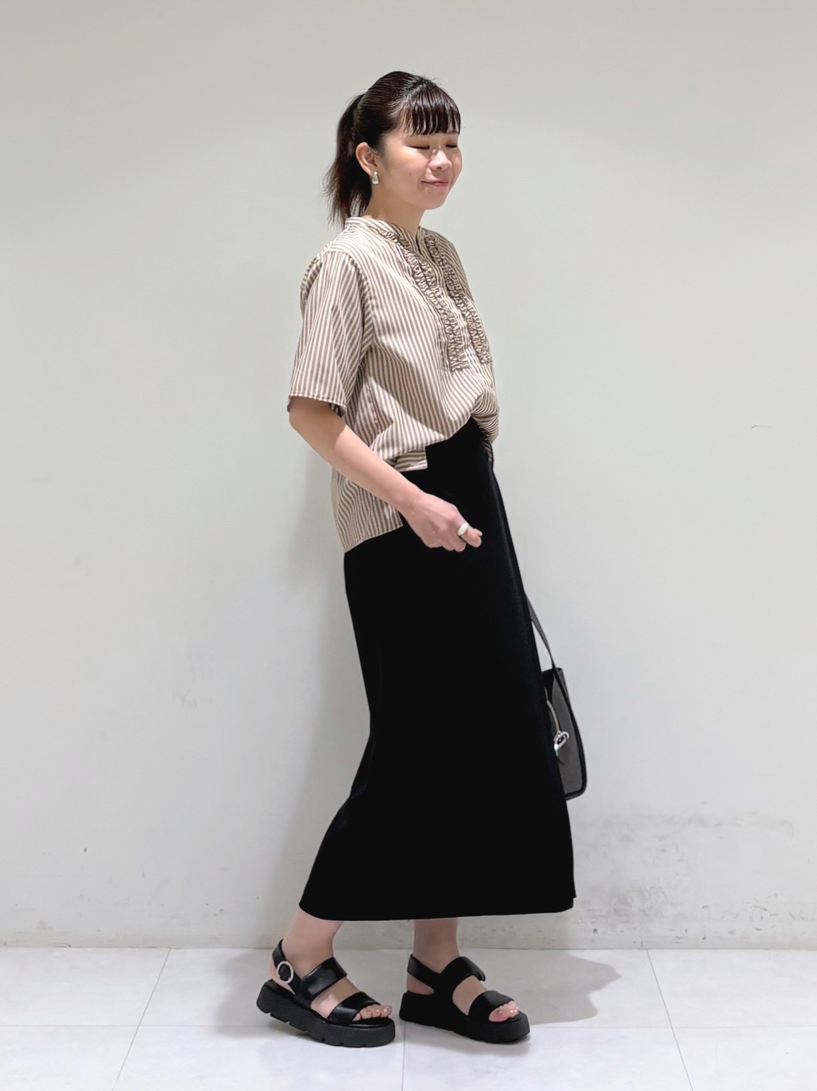 tsuyuさんの「INDIVI｜【合皮／ショルダー付】メタルデザイン ミドルバッグ」を使ったコーディネート