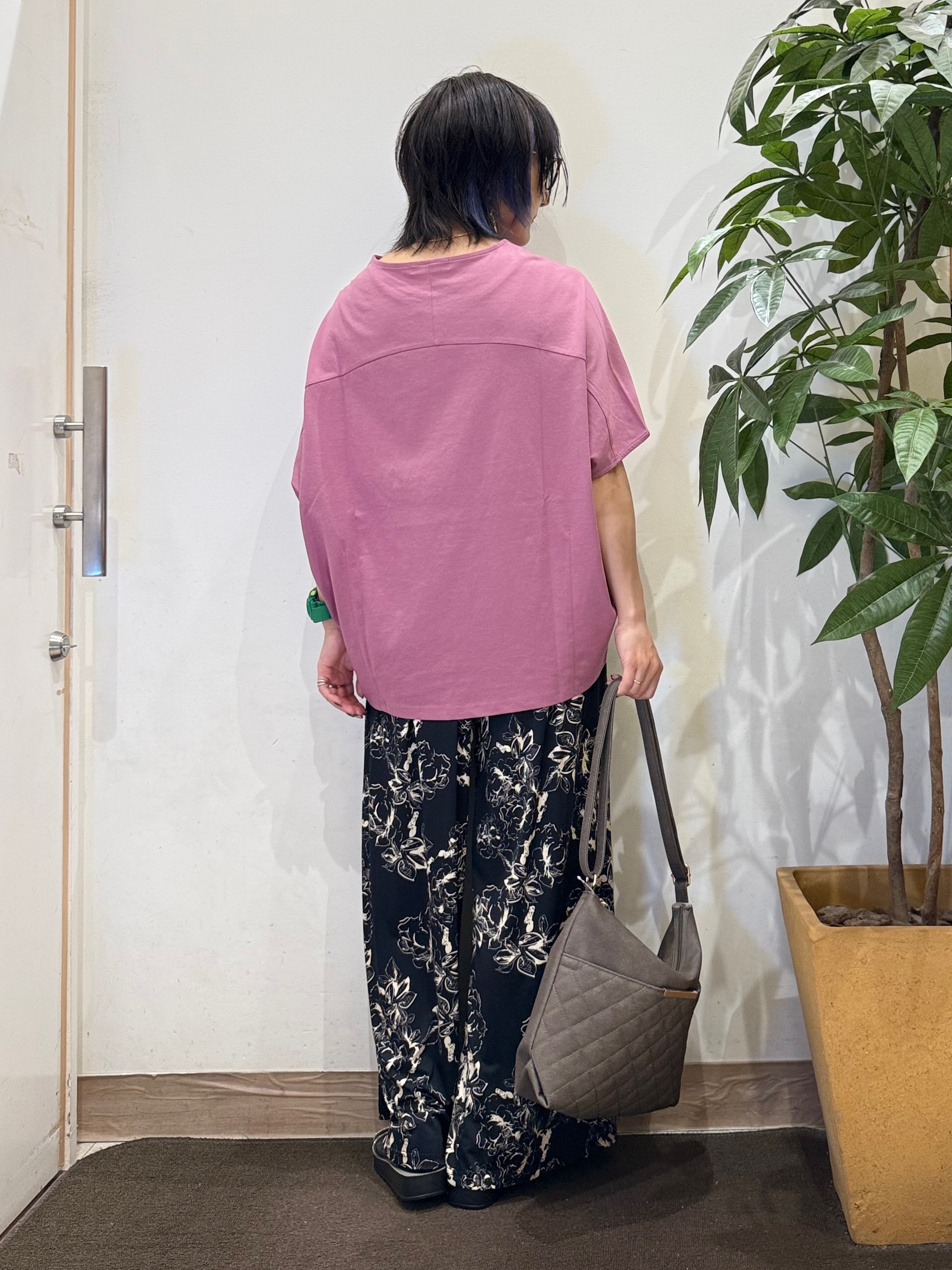 misakiさんの「SHOO･LA･RUE｜【ひんやり/体型カバー】インせず着られる 上品見えのドルマントップス」を使ったコーディネート