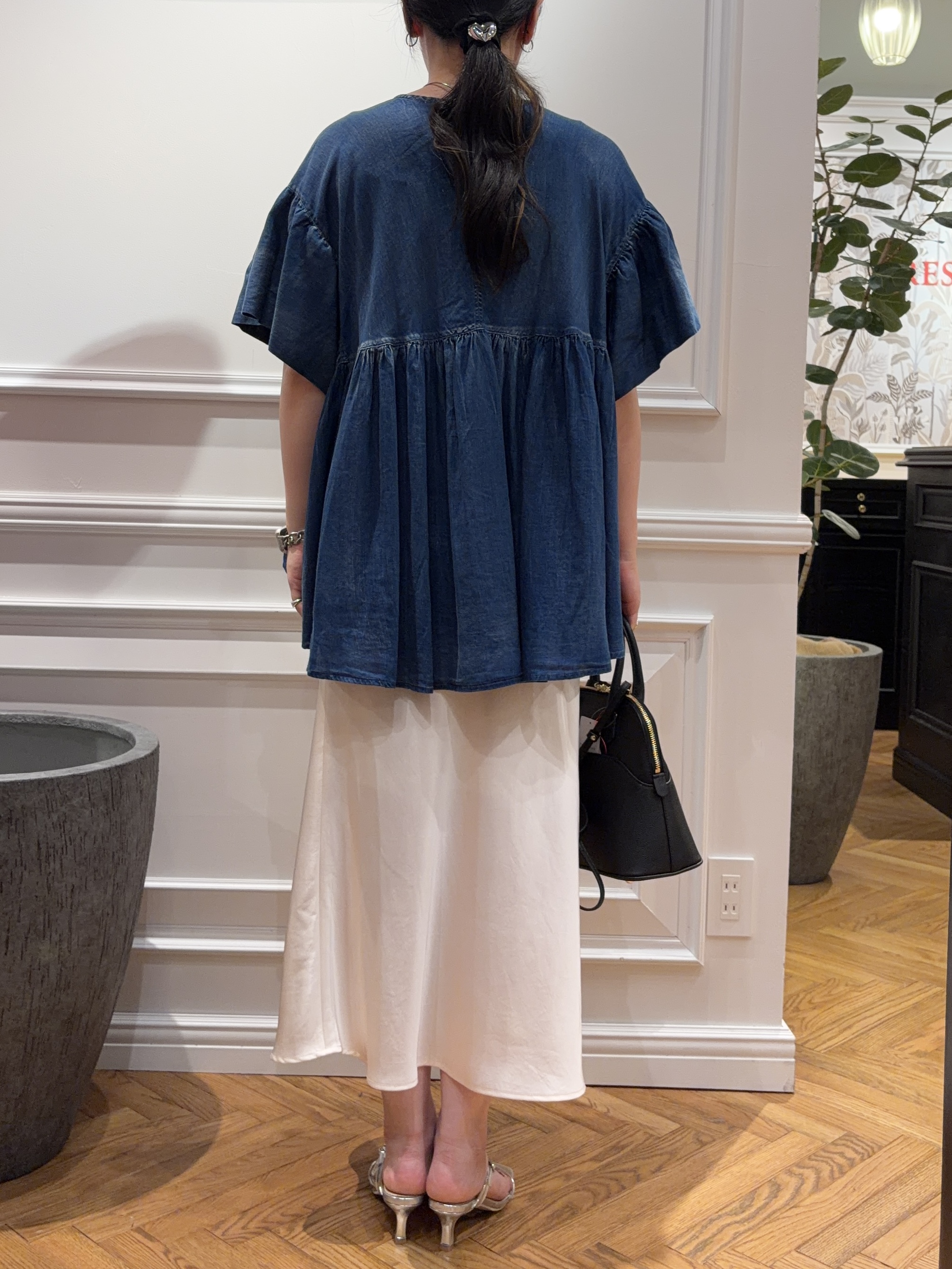SAKAIさんの「DRESSTERIOR｜【涼しく着映え】シアーデニムAラインブラウス」を使ったコーディネート