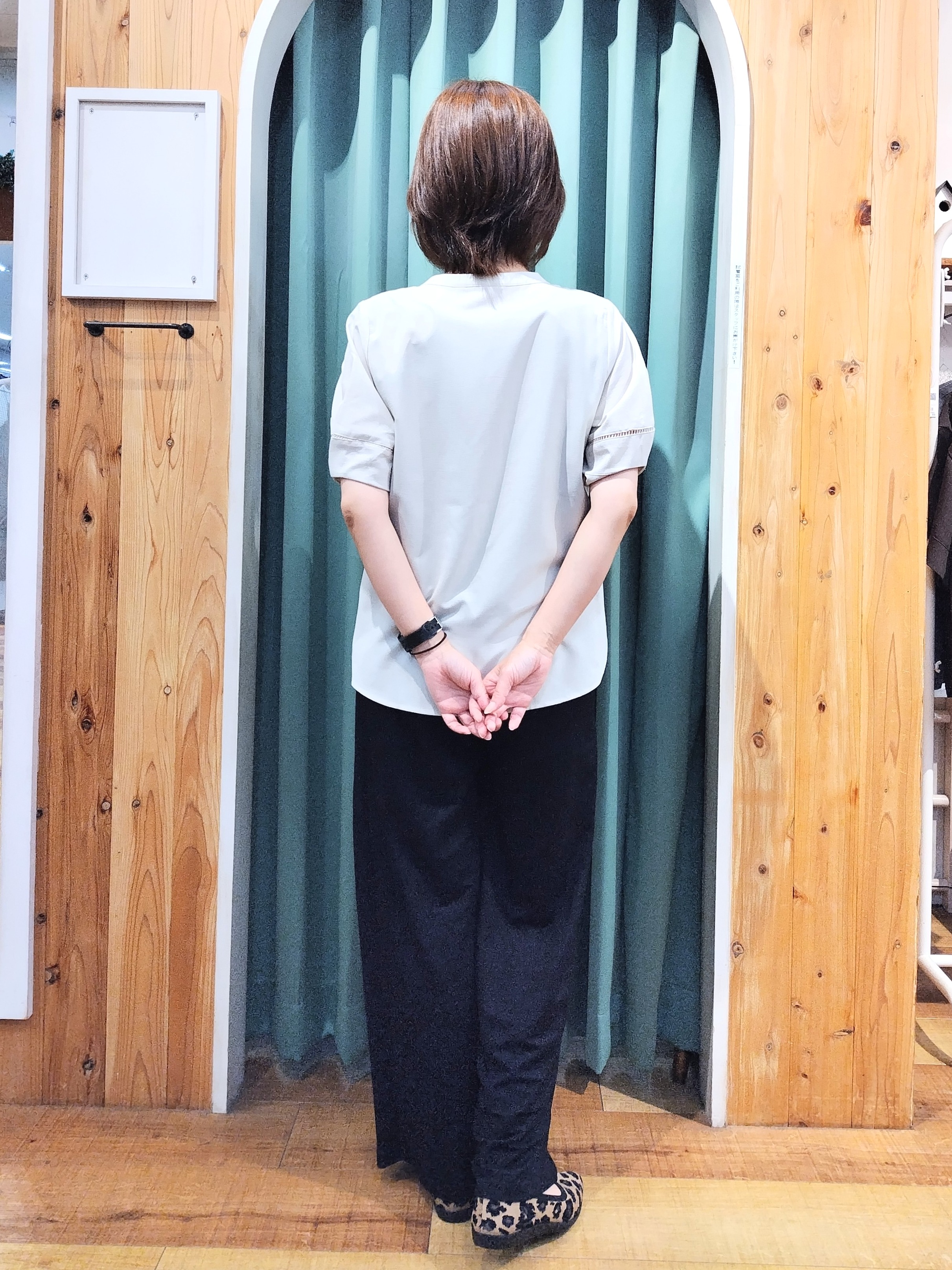 ショーコラさんの「SHOO･LA･RUE｜【洗濯後しわになりにくい／インせずきまる】麻調ハシゴレーススキッパーブラウス」を使ったコーディネート