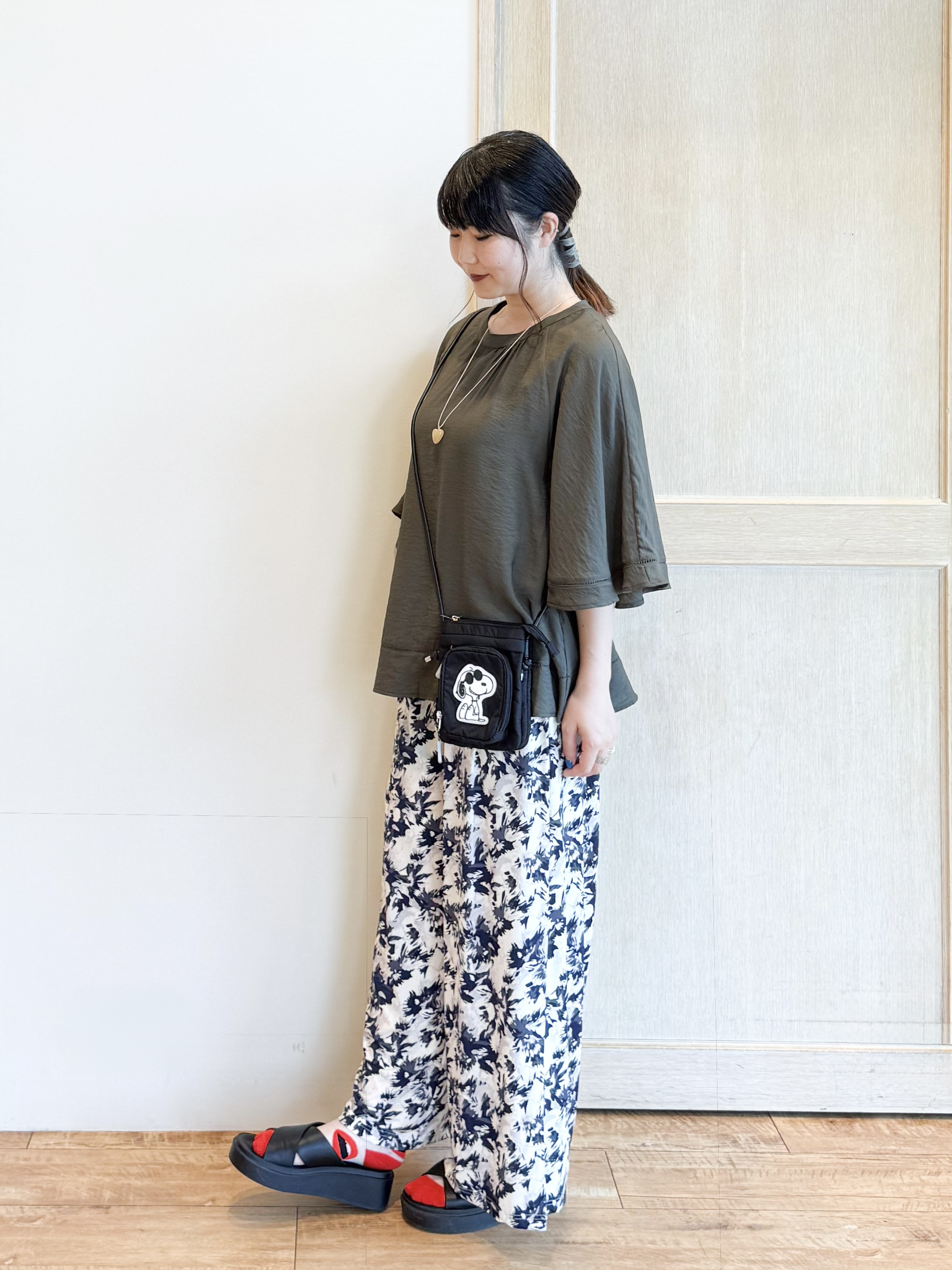 愛さんの「SHOO･LA･RUE｜【ひんやり/S-LL/体型カバー】はしごレースが魅力な スラブポンチョ風ブラウス」を使ったコーディネート