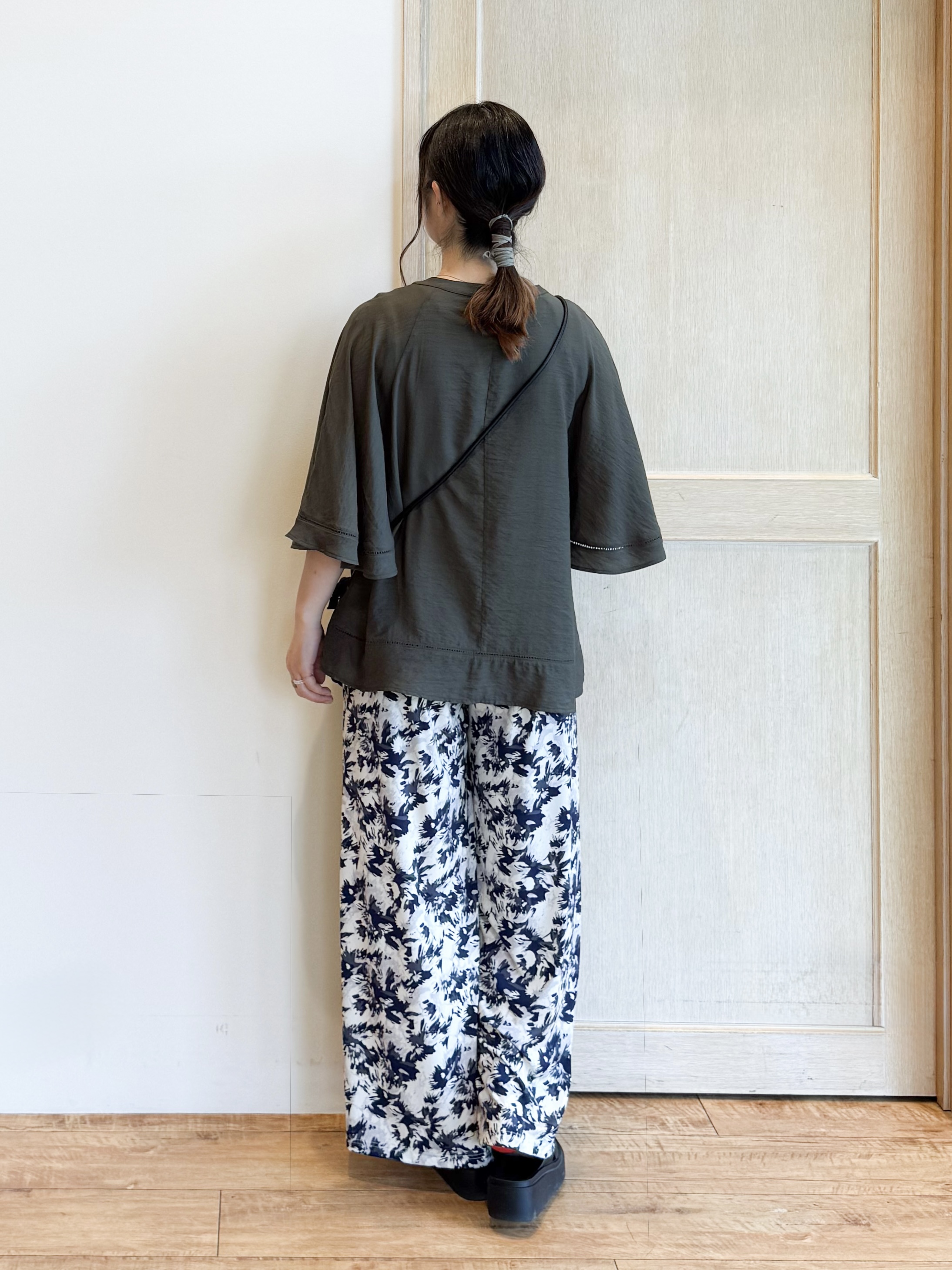 愛さんの「SHOO･LA･RUE｜【ひんやり/S-LL/体型カバー】はしごレースが魅力な スラブポンチョ風ブラウス」を使ったコーディネート