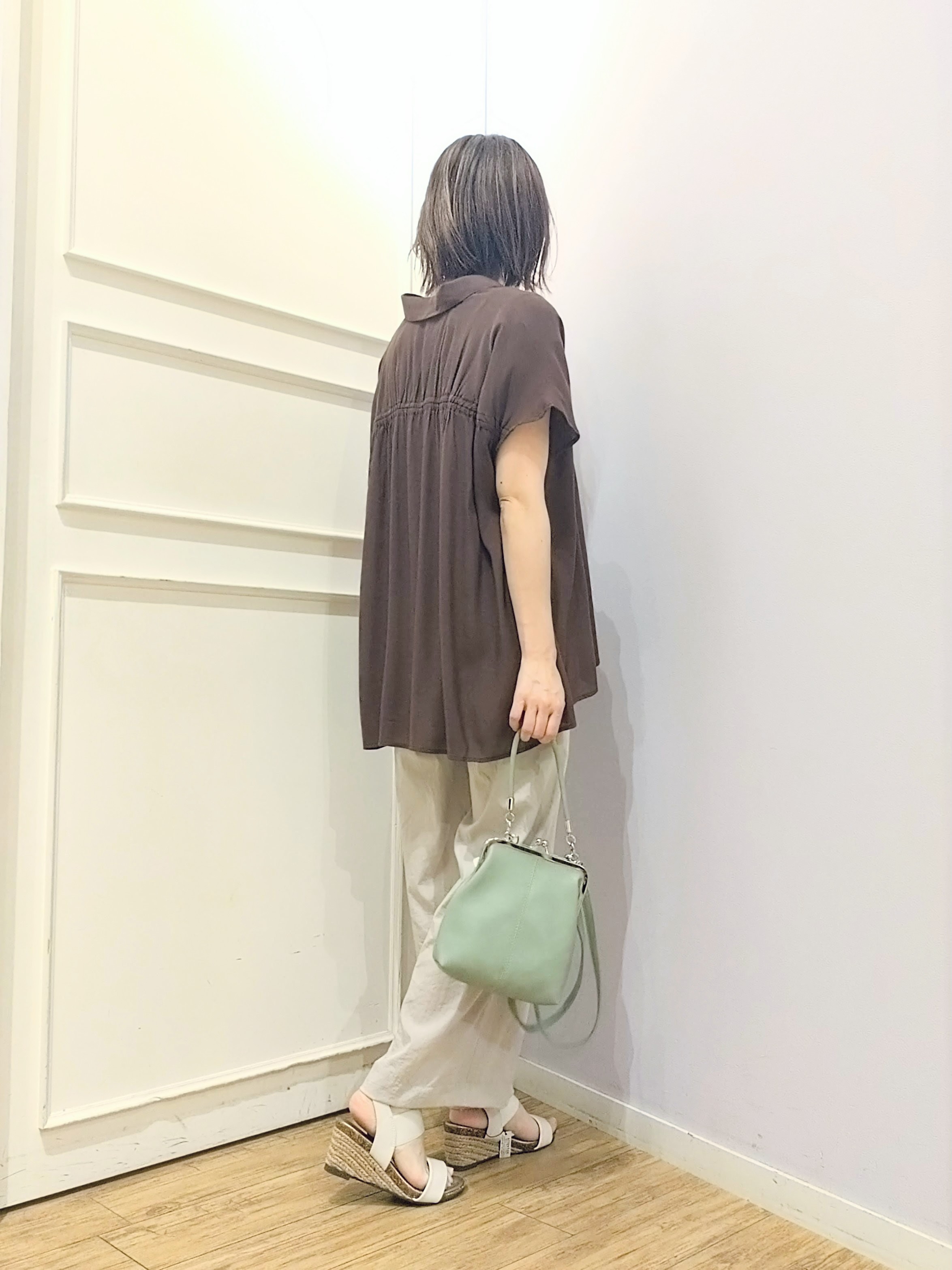 miomioさんの「SHOO･LA･RUE｜【ひんやり/UV】ほんのりシアーで上品な バックギャザーブラウス」を使ったコーディネート