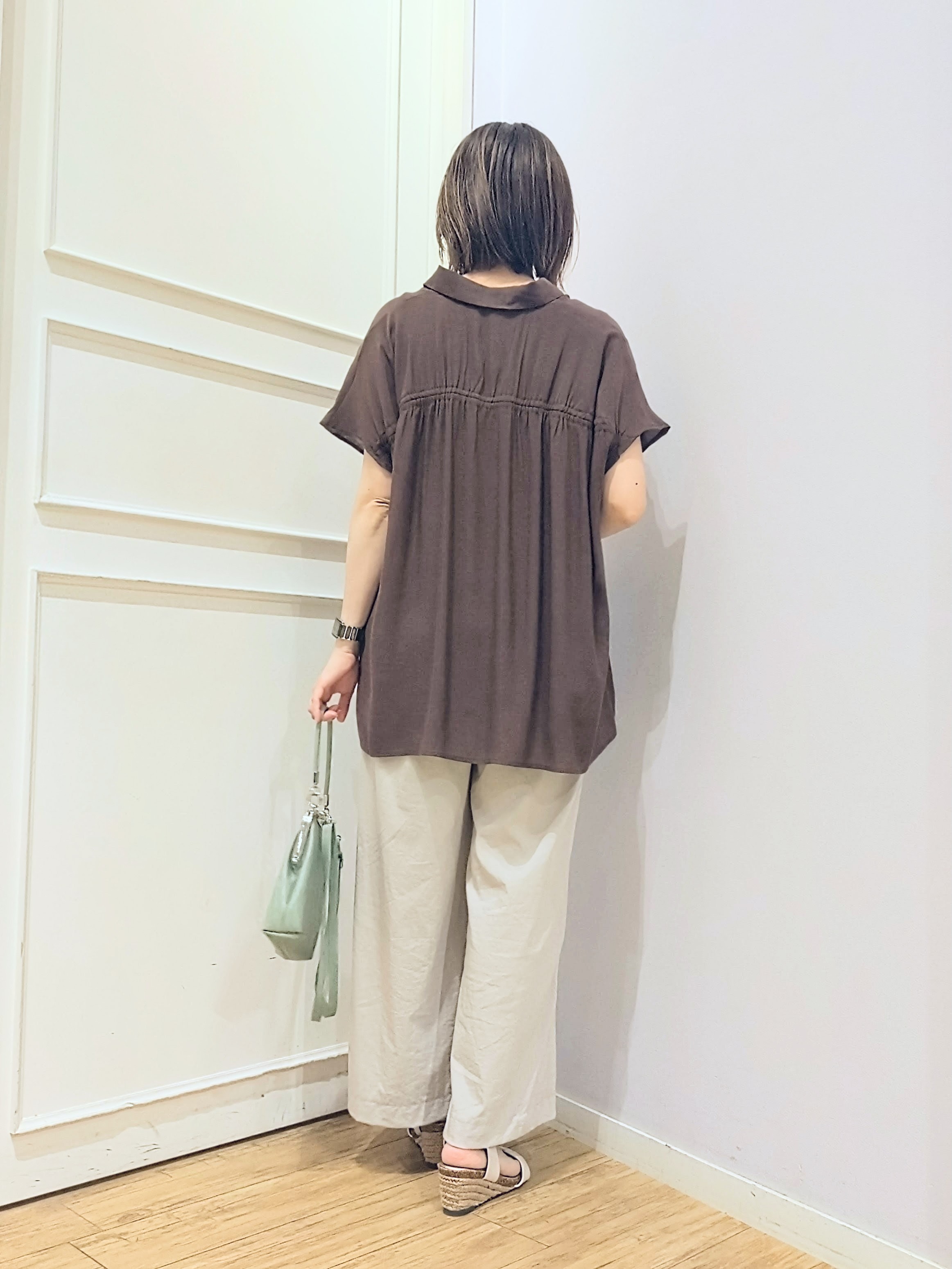 miomioさんの「SHOO･LA･RUE｜【ひんやり/UV】ほんのりシアーで上品な バックギャザーブラウス」を使ったコーディネート