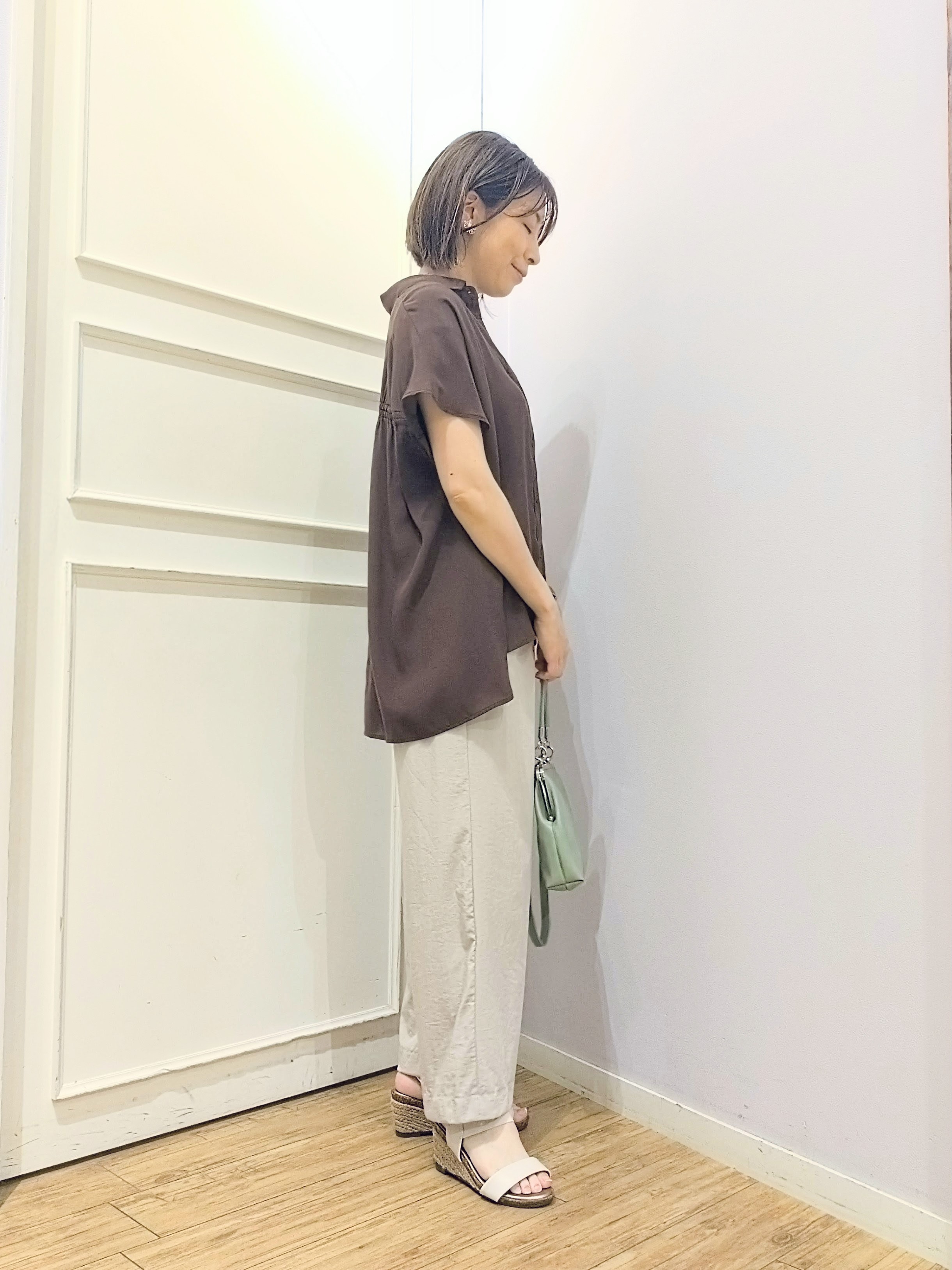miomioさんの「SHOO･LA･RUE｜【ひんやり/UV】ほんのりシアーで上品な バックギャザーブラウス」を使ったコーディネート