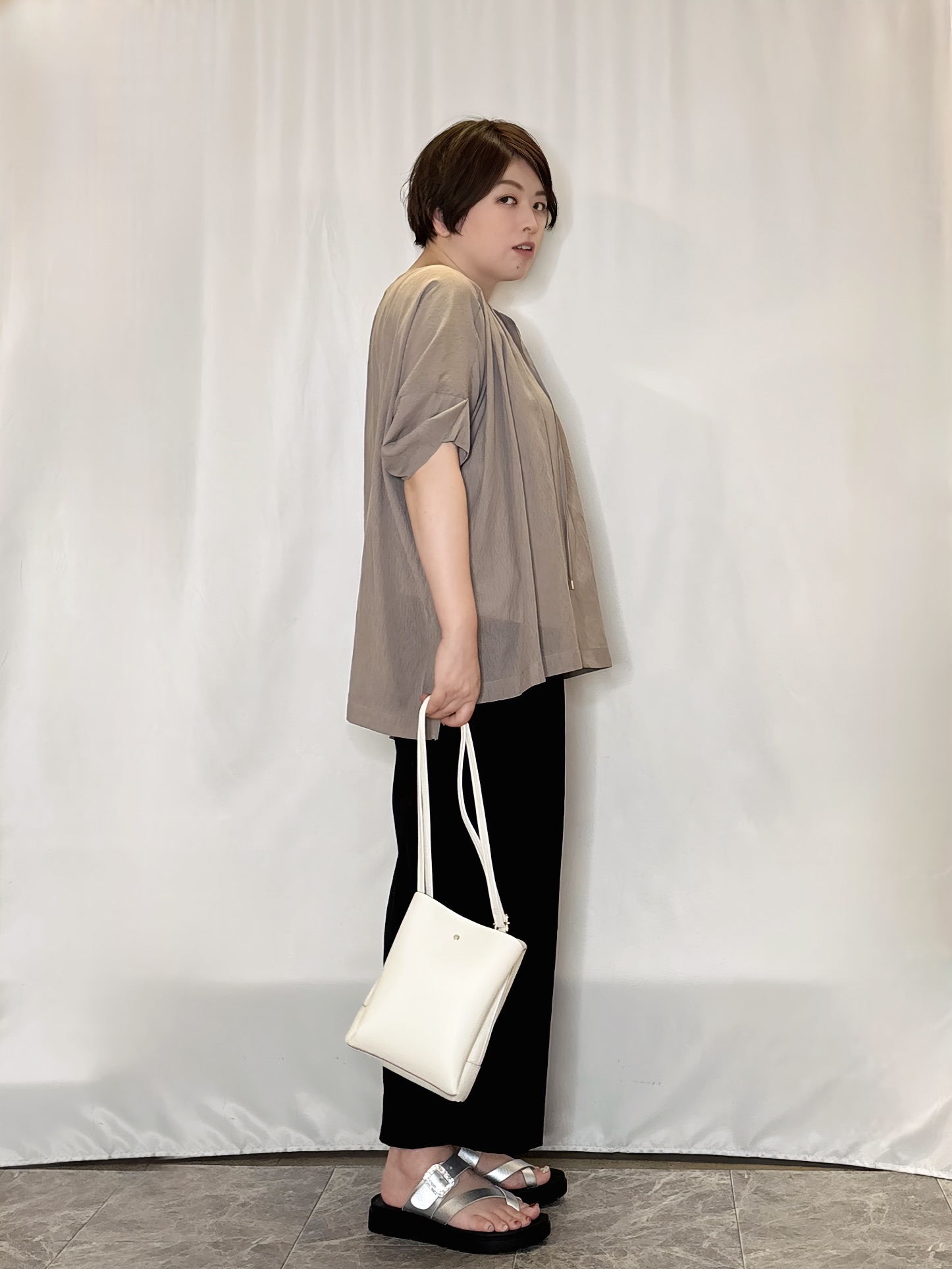 たみさんの「SHOO･LA･RUE｜【2点セット/洗濯機可/インしないで着られる】リボン付きポンチョ風ブラウス＆タンクトップ」を使ったコーディネート