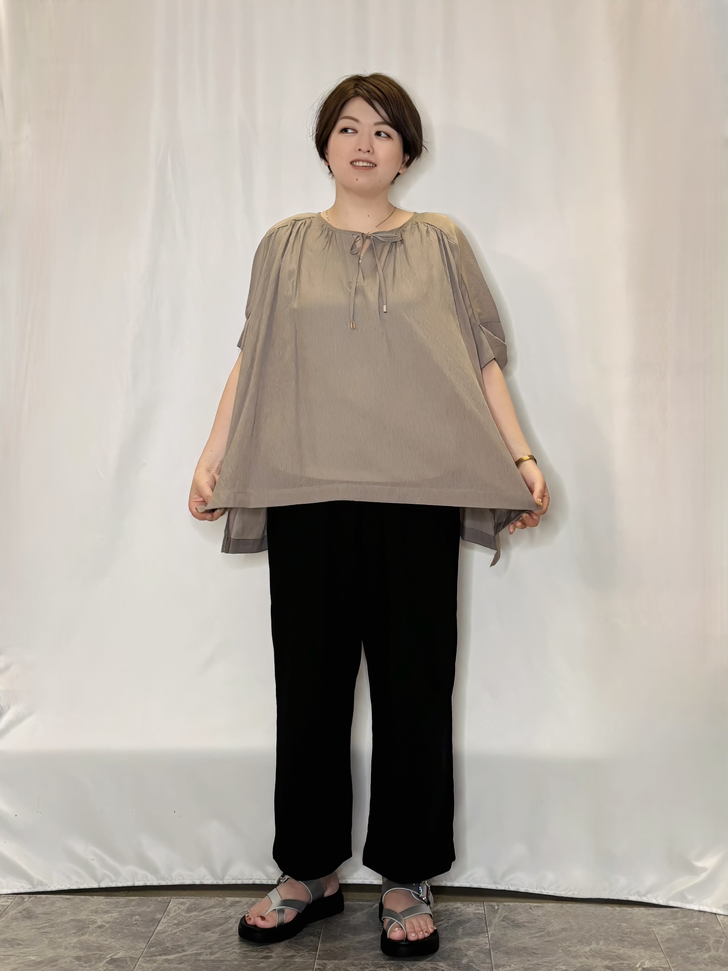 たみさんの「SHOO･LA･RUE｜【2点セット/洗濯機可/インしないで着られる】リボン付きポンチョ風ブラウス＆タンクトップ」を使ったコーディネート