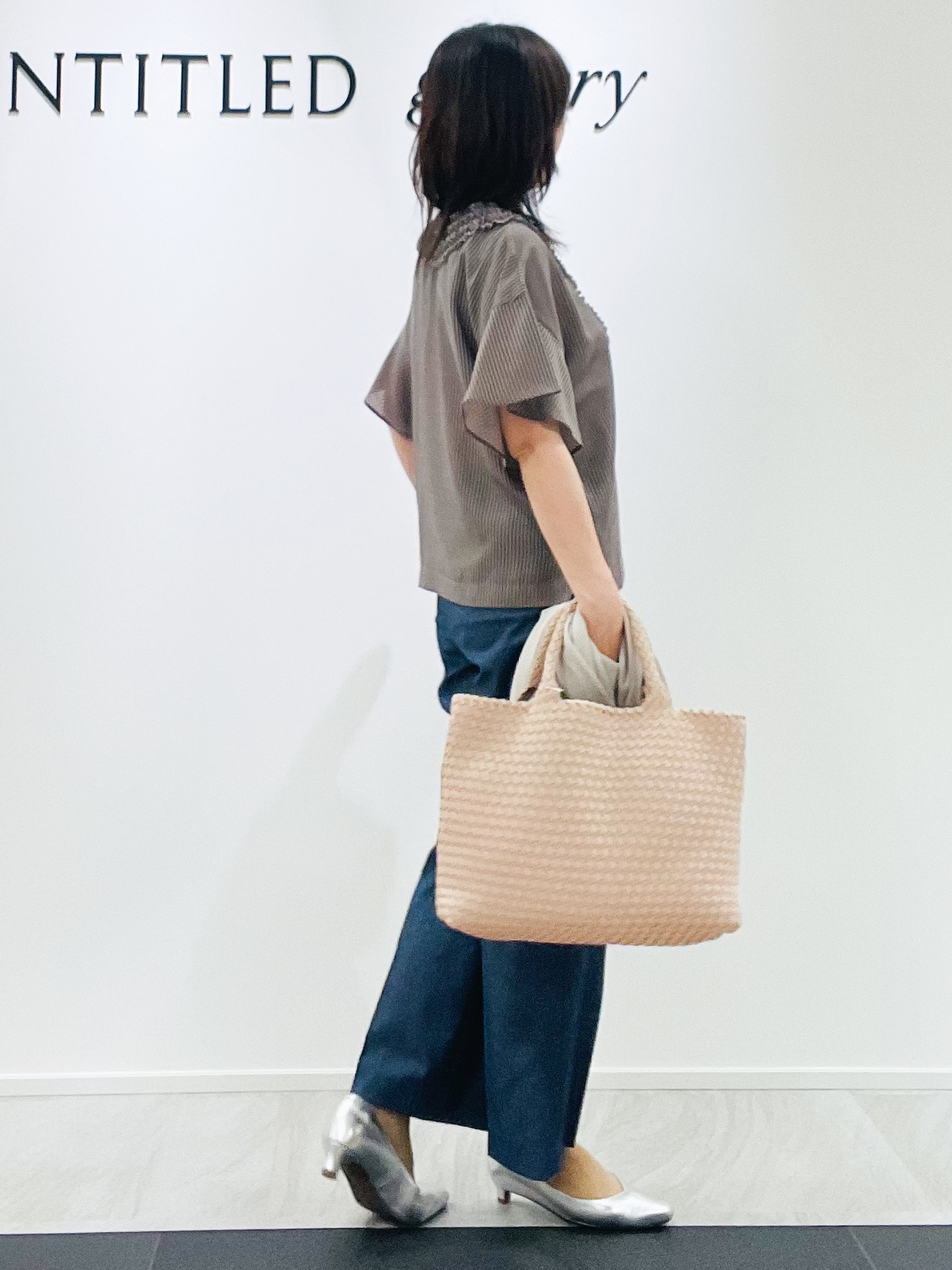めいさんの「UNTITLED｜【接触冷感/通気性/洗える】Vネックフリルブラウス」を使ったコーディネート