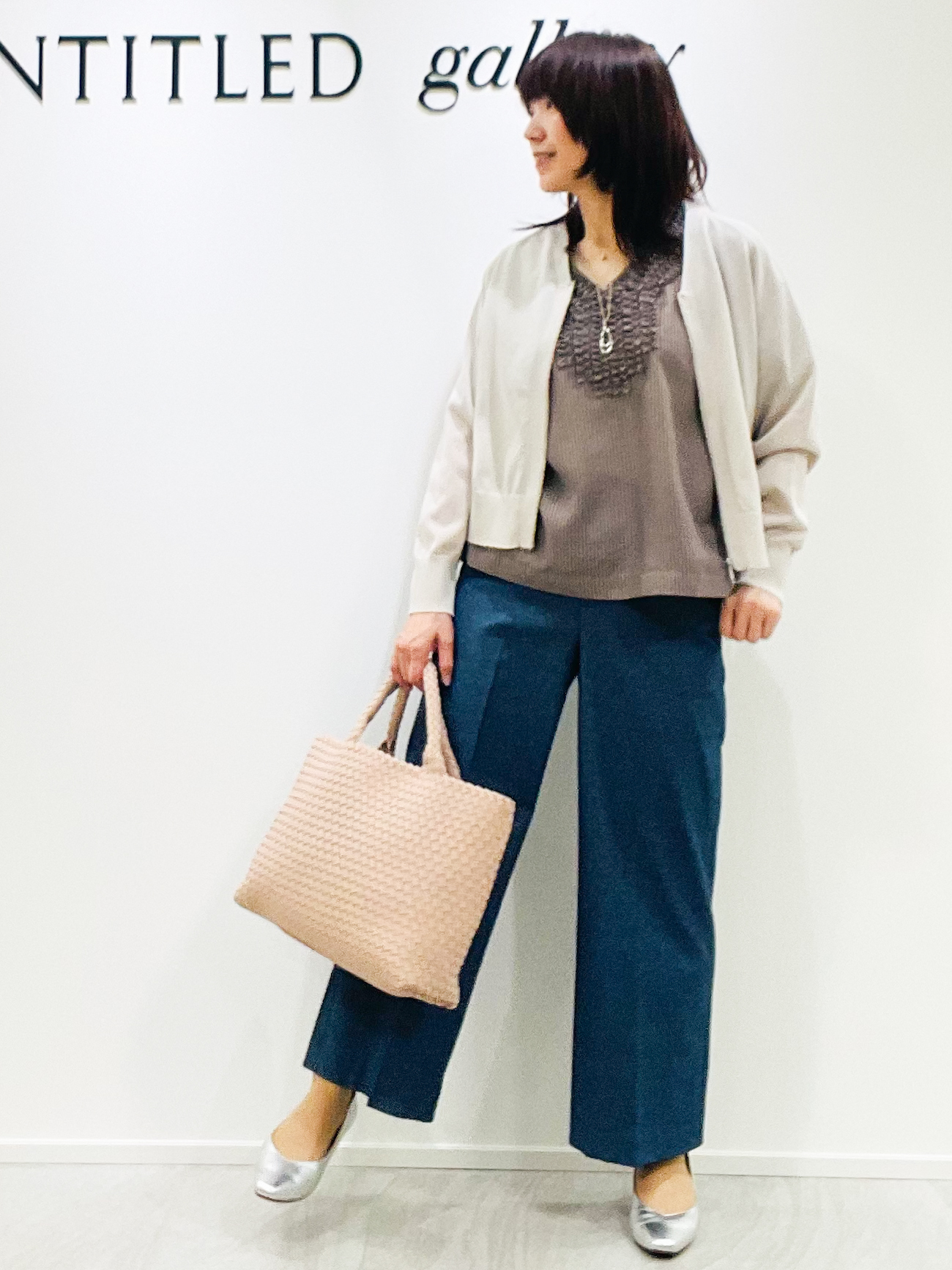 めいさんの「UNTITLED｜【接触冷感/通気性/洗える】Vネックフリルブラウス」を使ったコーディネート