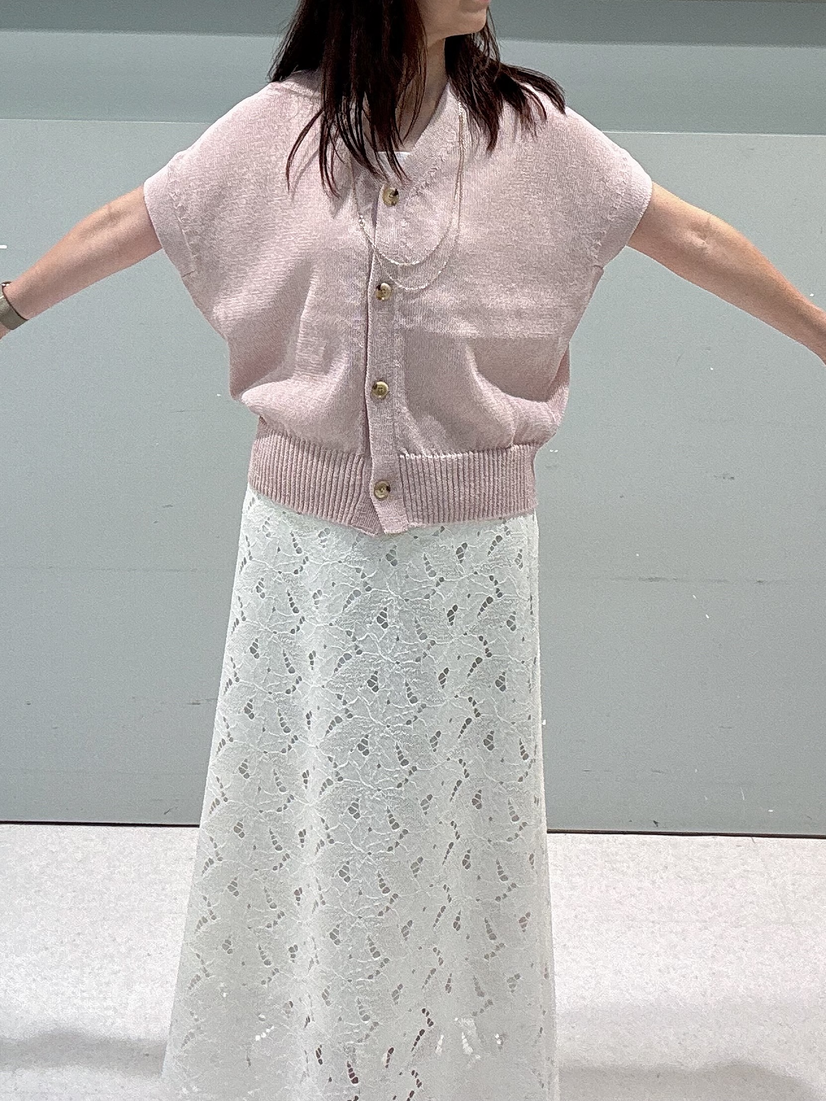 makiさんの「UNTITLED｜【洗える/清涼感】ドライタッチスリーブレスカーディガン」を使ったコーディネート