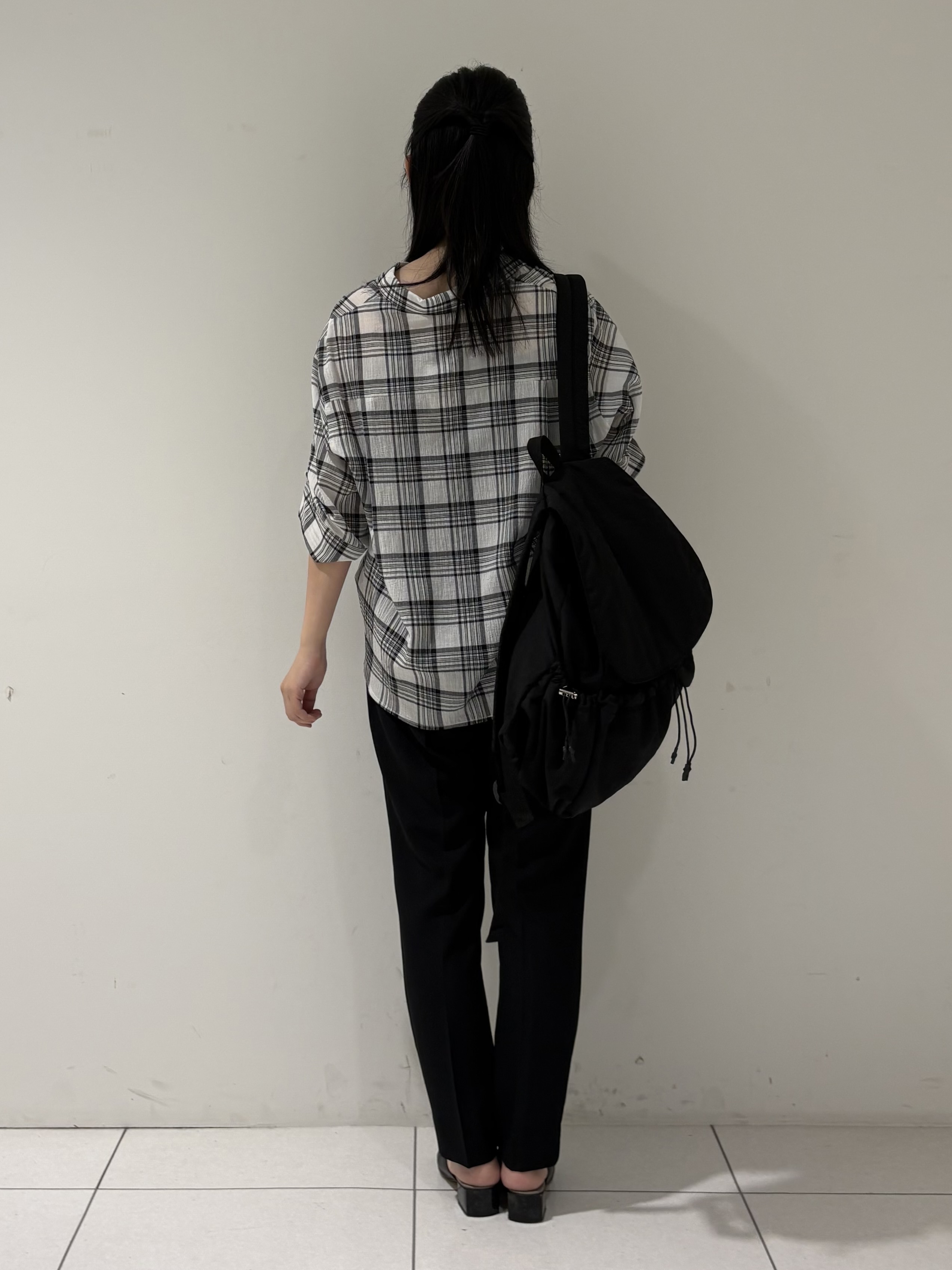 momokoさんの「INDIVI｜【コットン100％／透け感／2WAY】袖アレンジ チェックシャツ」を使ったコーディネート