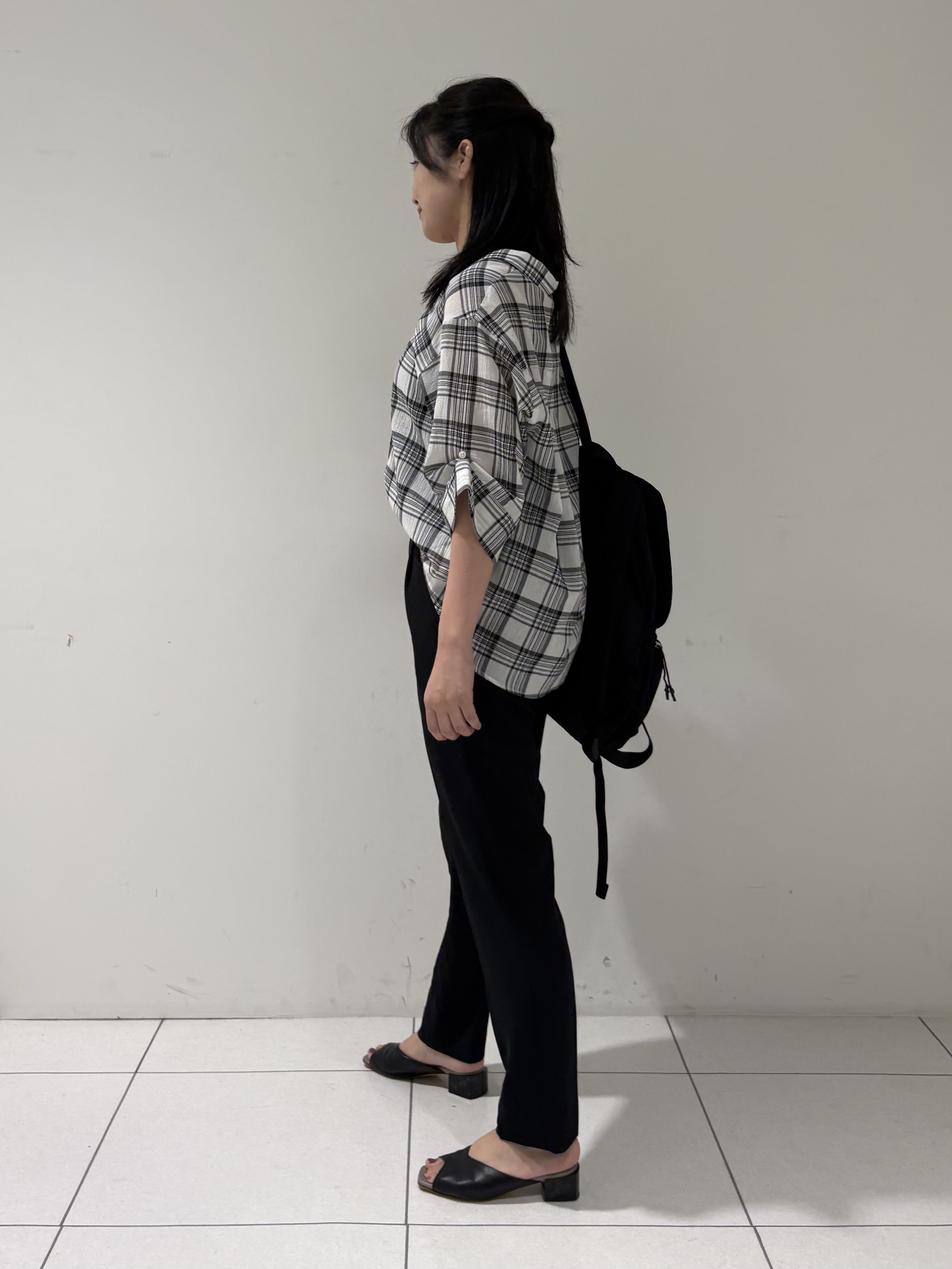 momokoさんの「INDIVI｜【コットン100％／透け感／2WAY】袖アレンジ チェックシャツ」を使ったコーディネート