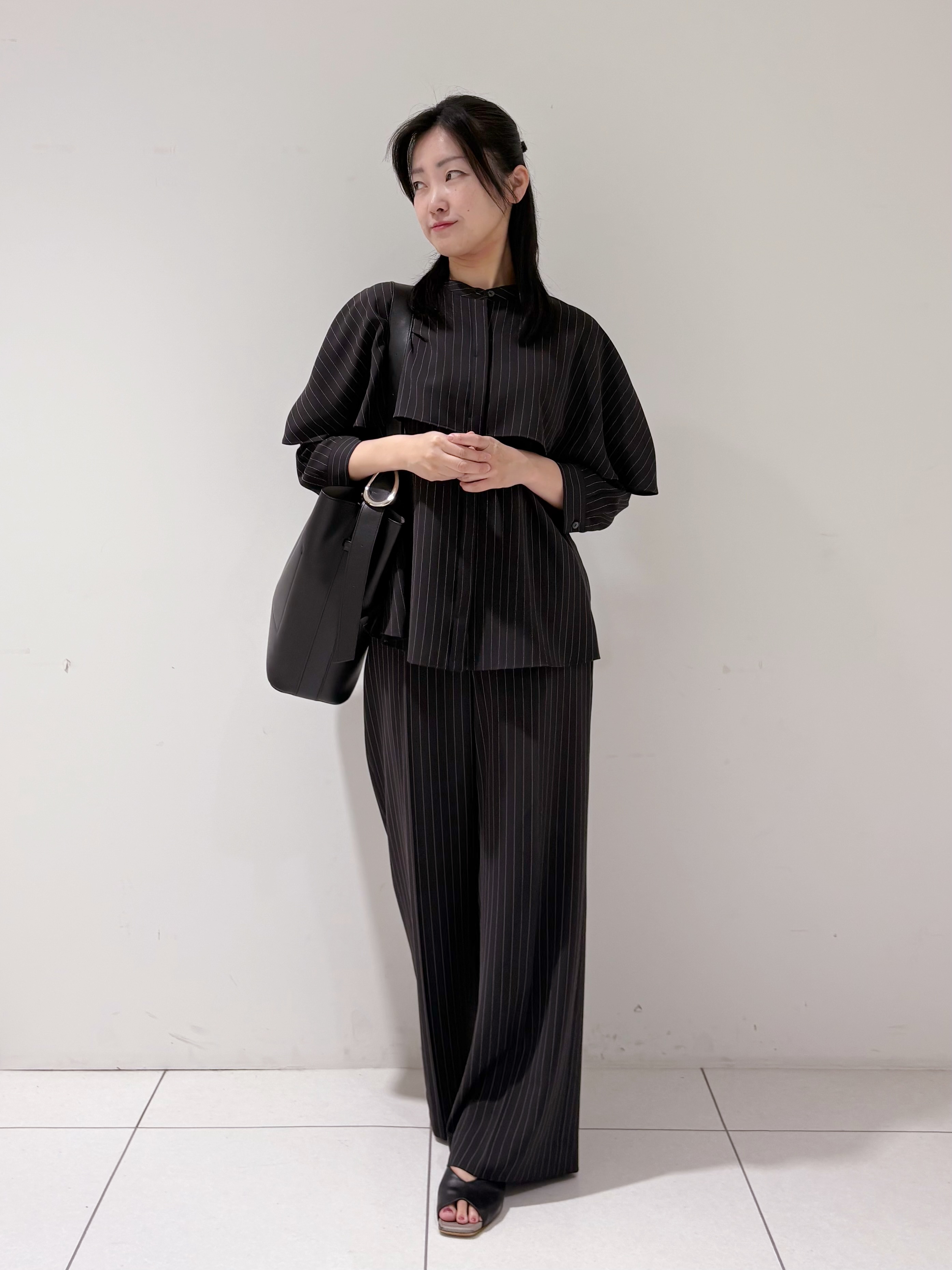 momokoさんの「INDIVI｜【新作登場！着る日傘】 ケープ風ブラウス」を使ったコーディネート