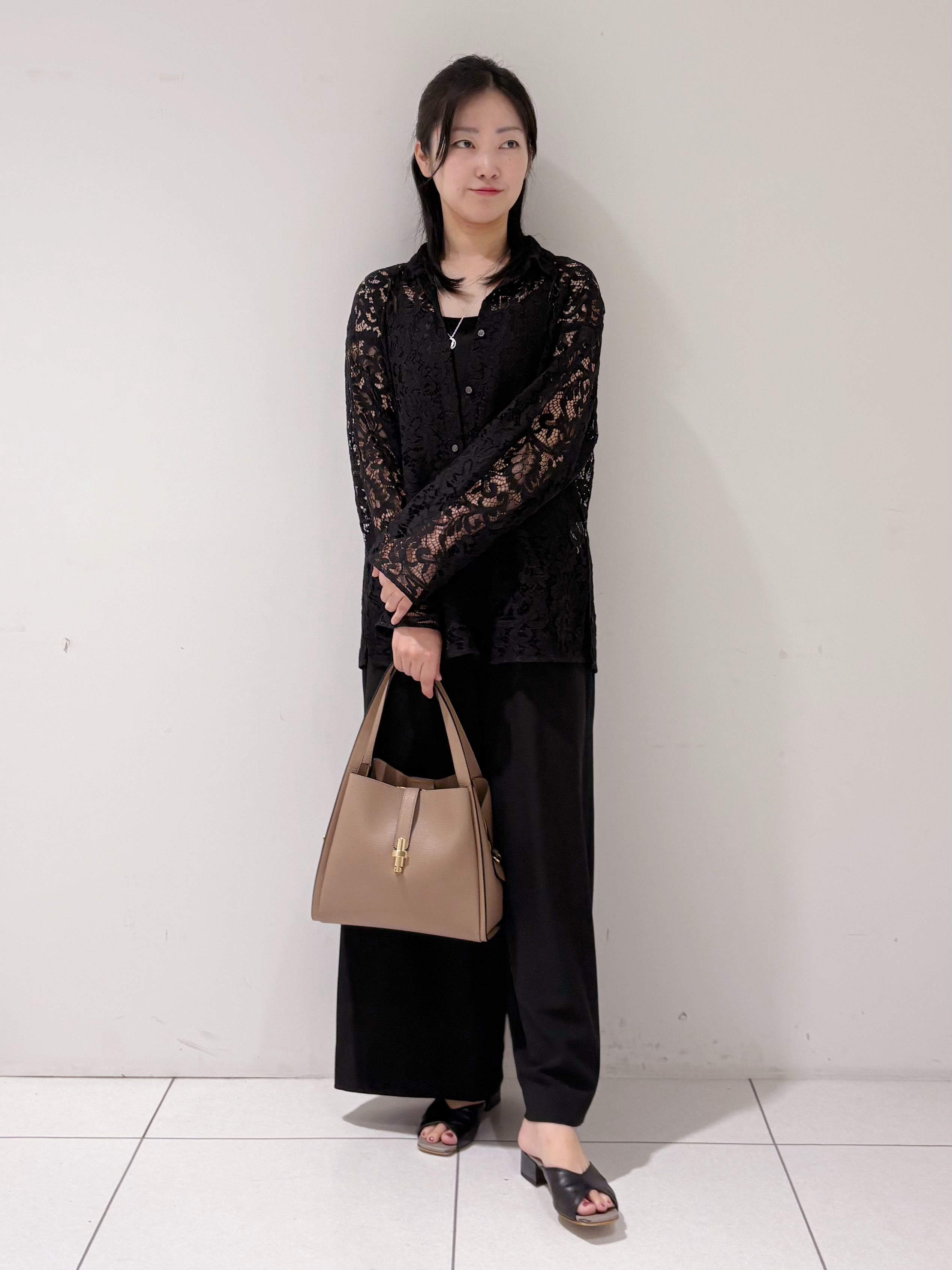 momokoさんの「INDIVI｜【洗える／トレンド】大人レースシャツ」を使ったコーディネート
