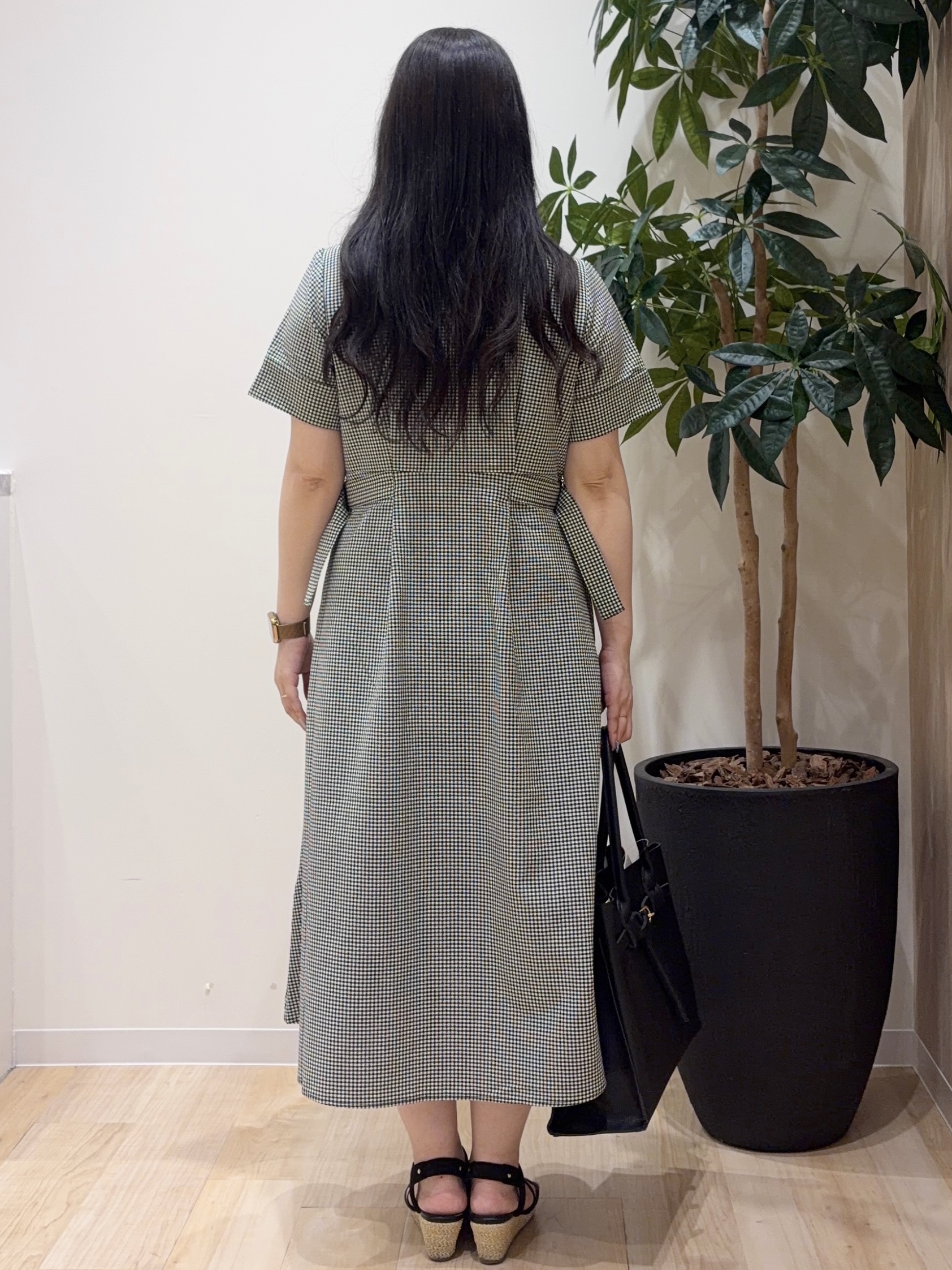 minamiさんの「grove｜【低身長さんも選べる着丈/UV・シワになりにくいetc】涼やかさも、きちんとも叶うワンピース」を使ったコーディネート