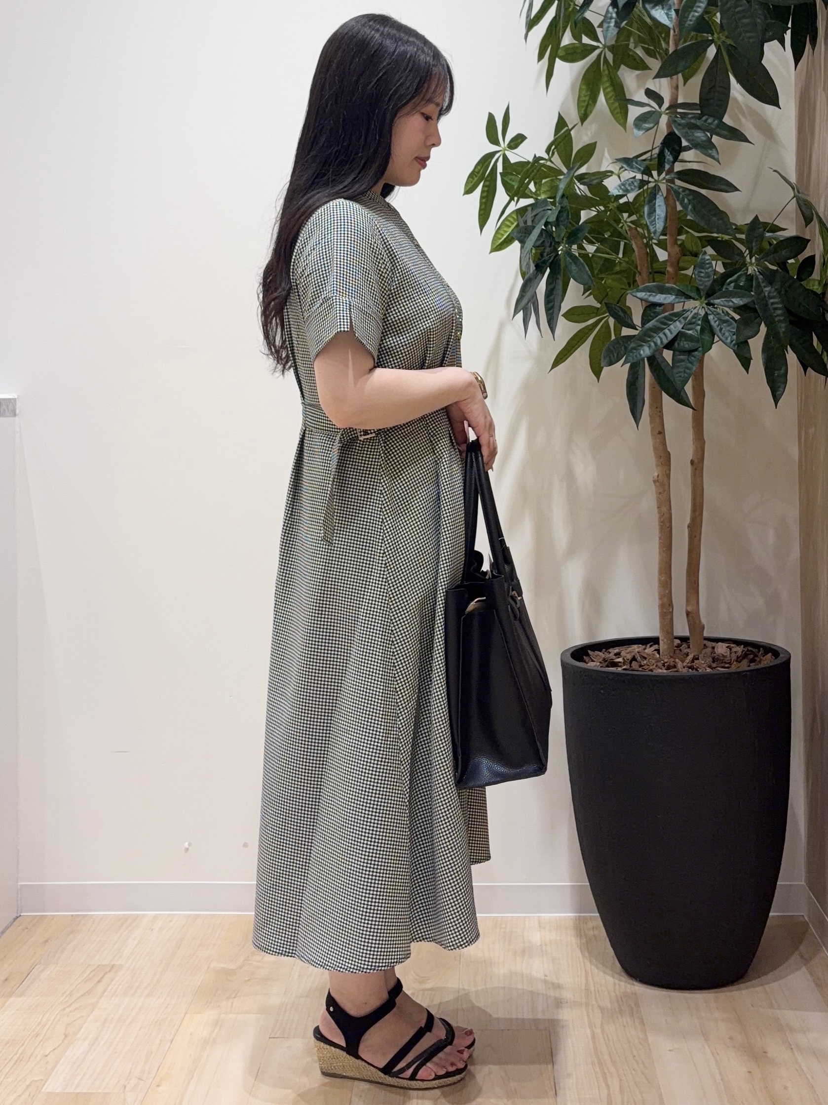minamiさんの「grove｜【低身長さんも選べる着丈/UV・シワになりにくいetc】涼やかさも、きちんとも叶うワンピース」を使ったコーディネート