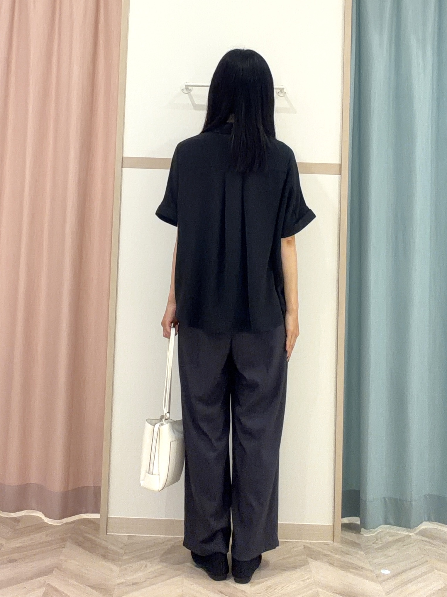 大西直穂さんの「SHOO･LA･RUE｜【ひんやり/洗濯後しわになりにくい/S-LL】着るだけでこなれ見え 二の腕も隠せるデザイン半袖シャツ」を使ったコーディネート