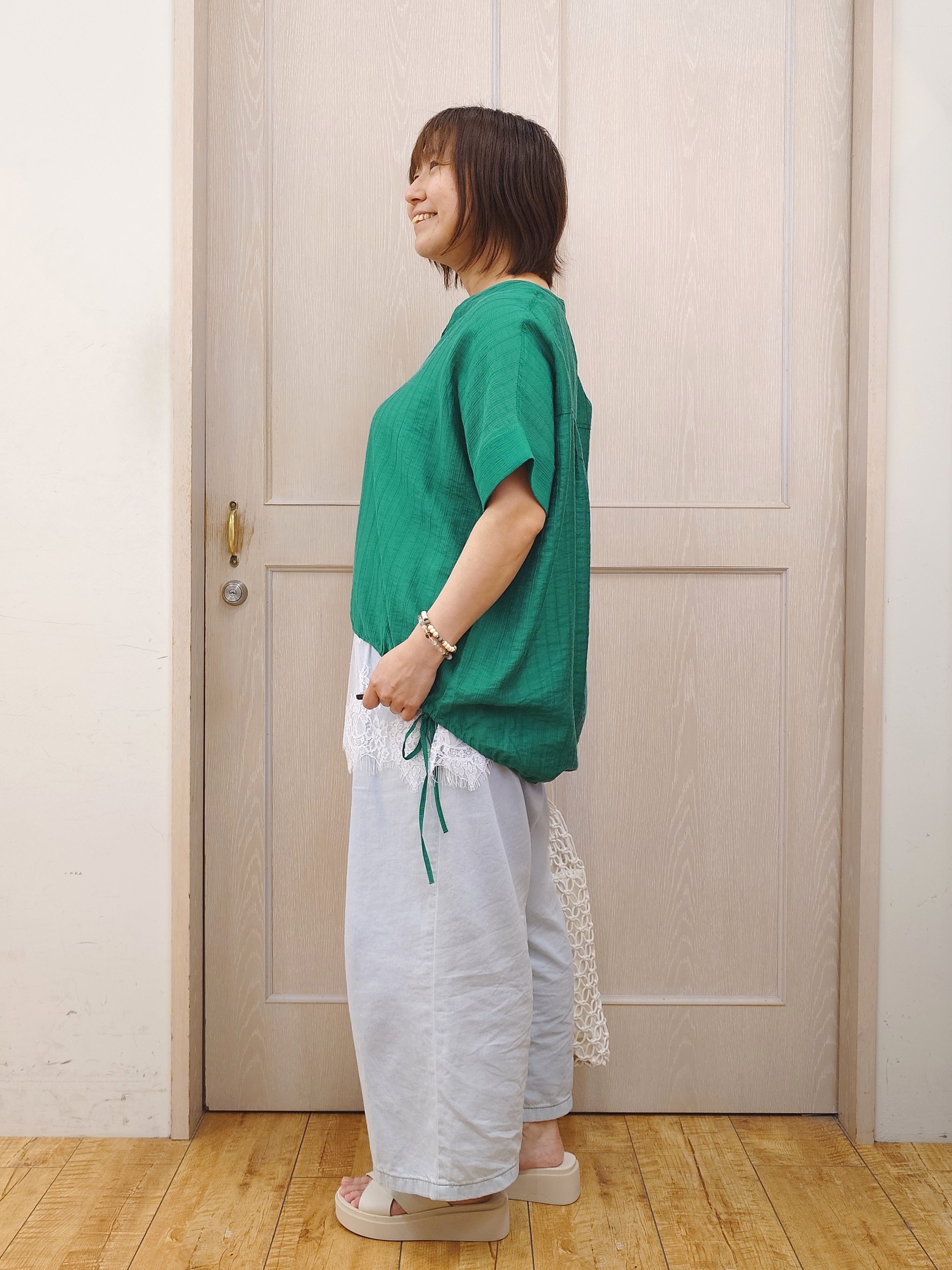 とろろさんの「SHOO･LA･RUE｜【高レビュー/体型カバー】インせず着られる スキッパー裾リボンブラウス」を使ったコーディネート