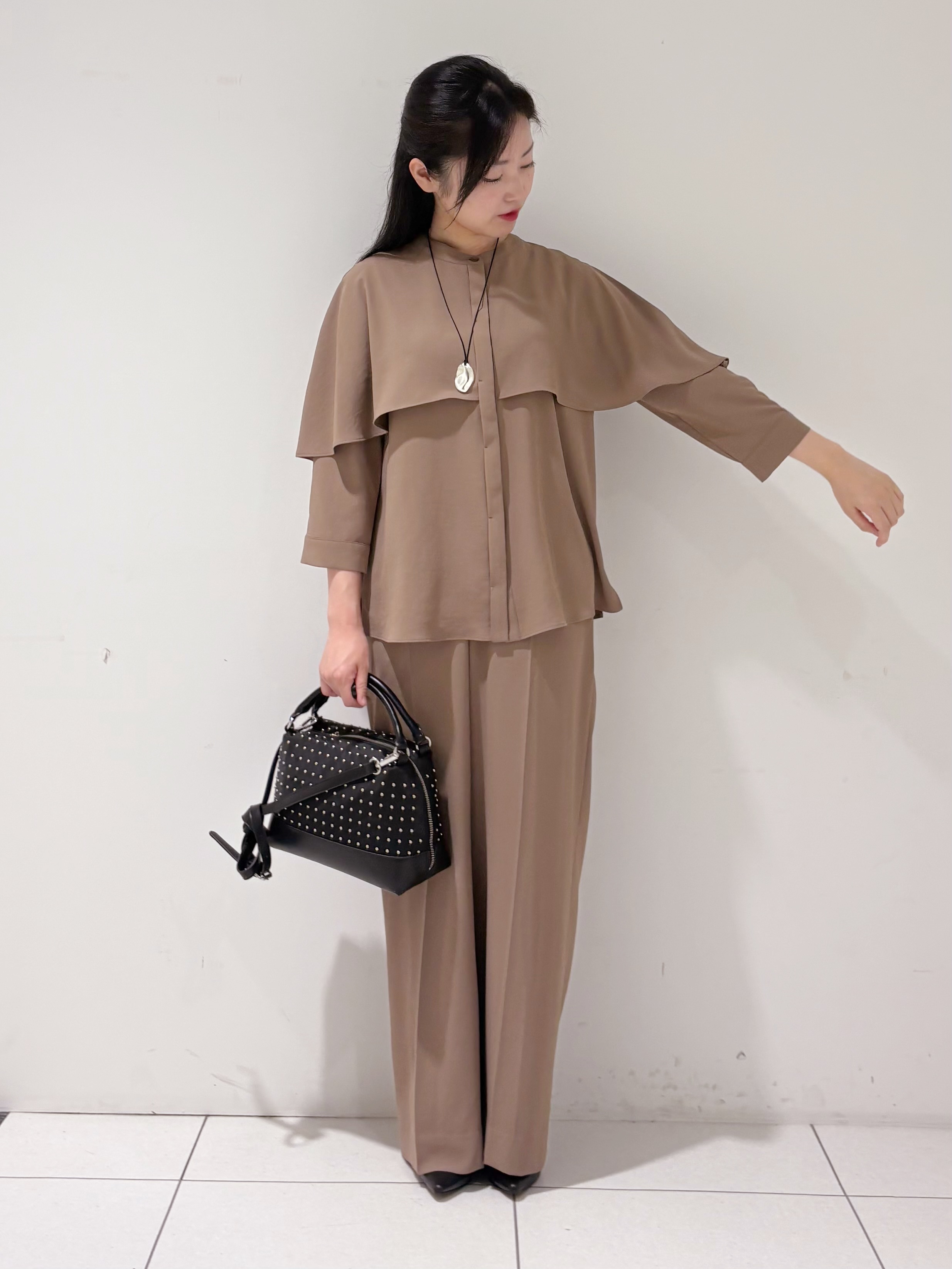 momokoさんの「INDIVI｜【新作登場！着る日傘】 ケープ風ブラウス」を使ったコーディネート