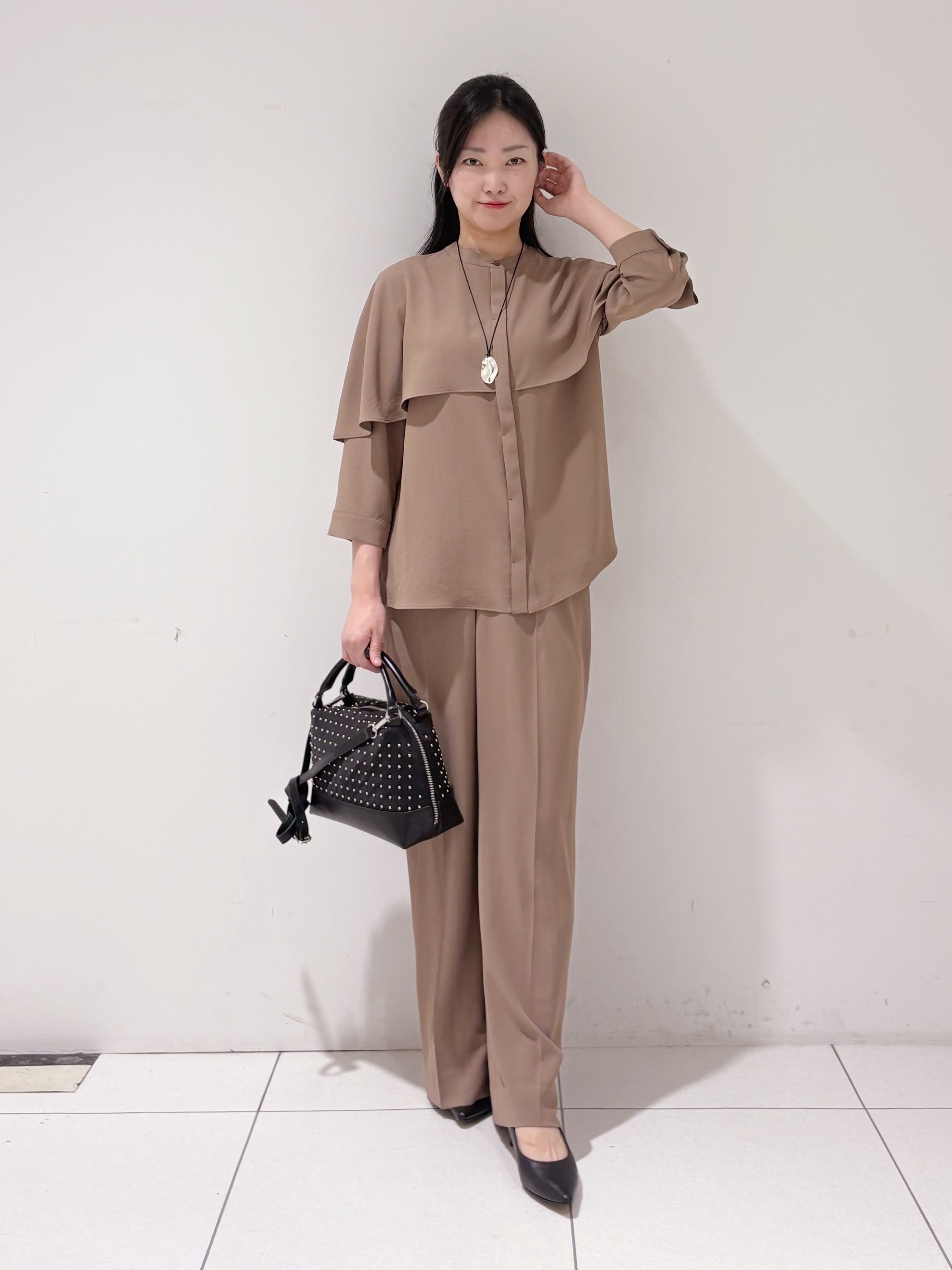 momokoさんの「INDIVI｜【新作登場！着る日傘】 ケープ風ブラウス」を使ったコーディネート