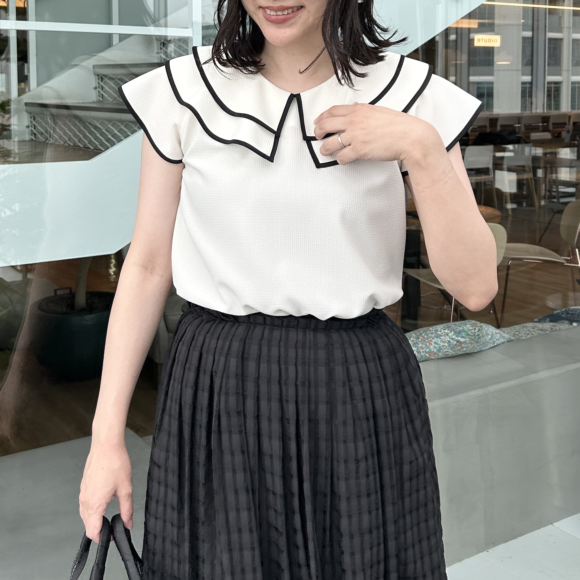 shinoさんの「Couture brooch｜【洗濯機可】マリンカラー ブラウス」を使ったコーディネート