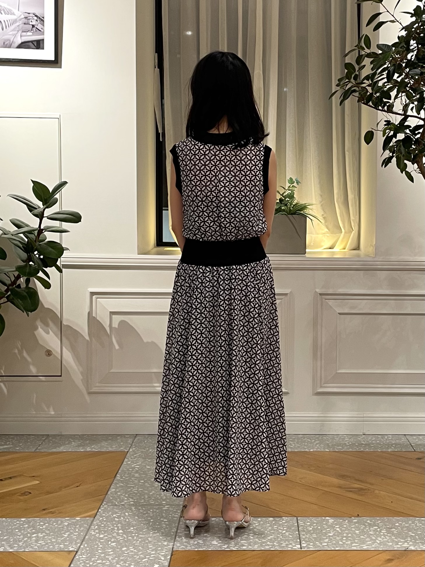 Lilyさんの「DRESSTERIOR｜【ウォッシャブル】オーバーラップサークル シアーノースリーブドレス」を使ったコーディネート