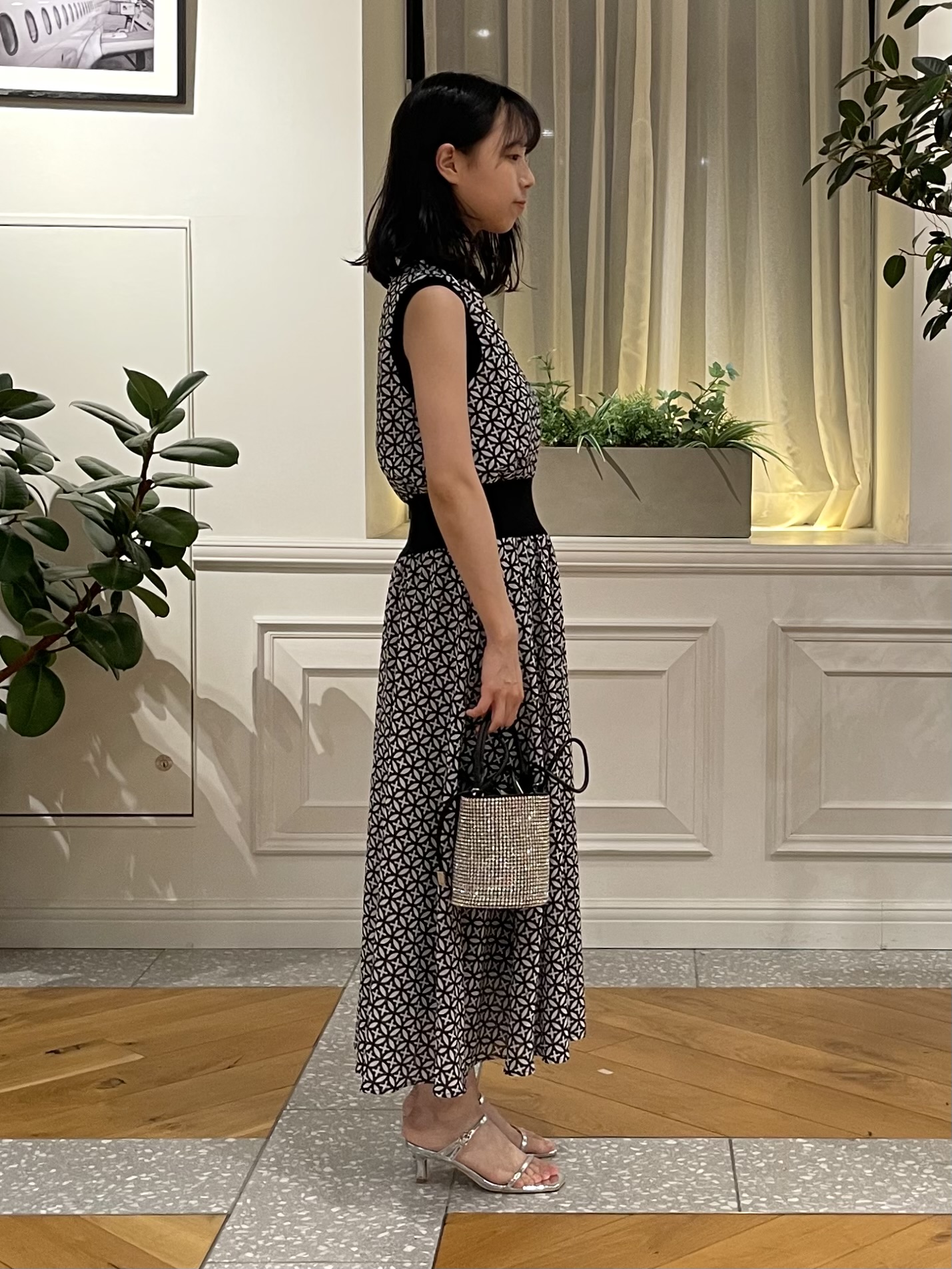 Lilyさんの「DRESSTERIOR｜【ウォッシャブル】オーバーラップサークル シアーノースリーブドレス」を使ったコーディネート