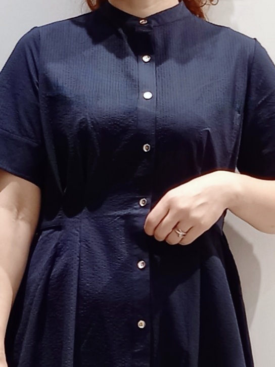 miiさんの「grove｜【低身長さんも選べる着丈/UV・シワになりにくいetc】涼やかさも、きちんとも叶うワンピース」を使ったコーディネート