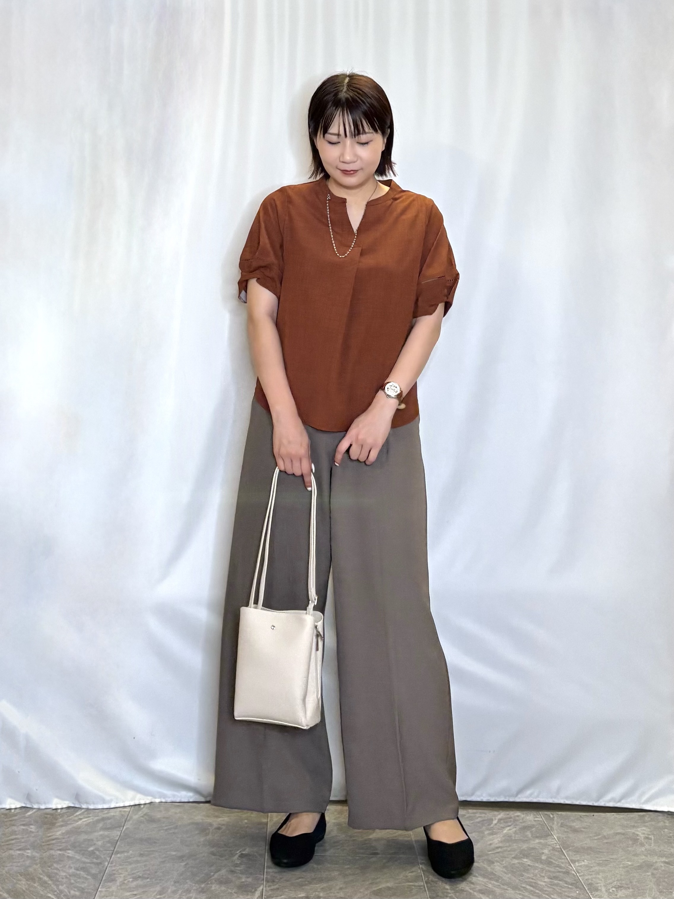 ネリさんの「SHOO･LA･RUE｜【洗濯後しわになりにくい/インせずきまる】お袖のハシゴレースが涼やかな印象 麻調スキッパーブラウス」を使ったコーディネート