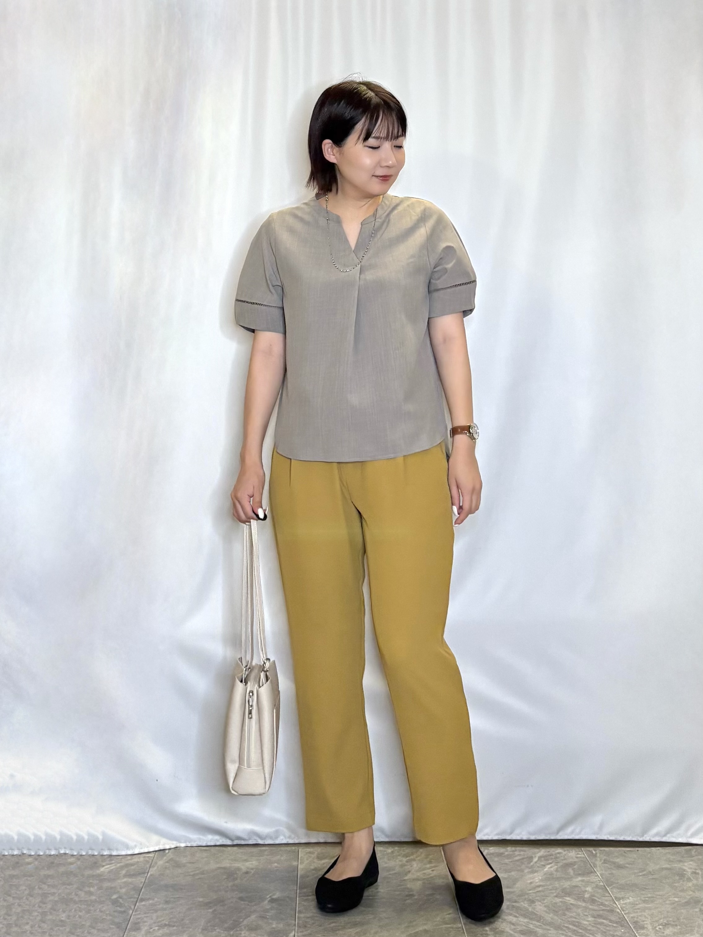 ネリさんの「SHOO･LA･RUE｜【洗濯後しわになりにくい/インせずきまる】お袖のハシゴレースが涼やかな印象 麻調スキッパーブラウス」を使ったコーディネート