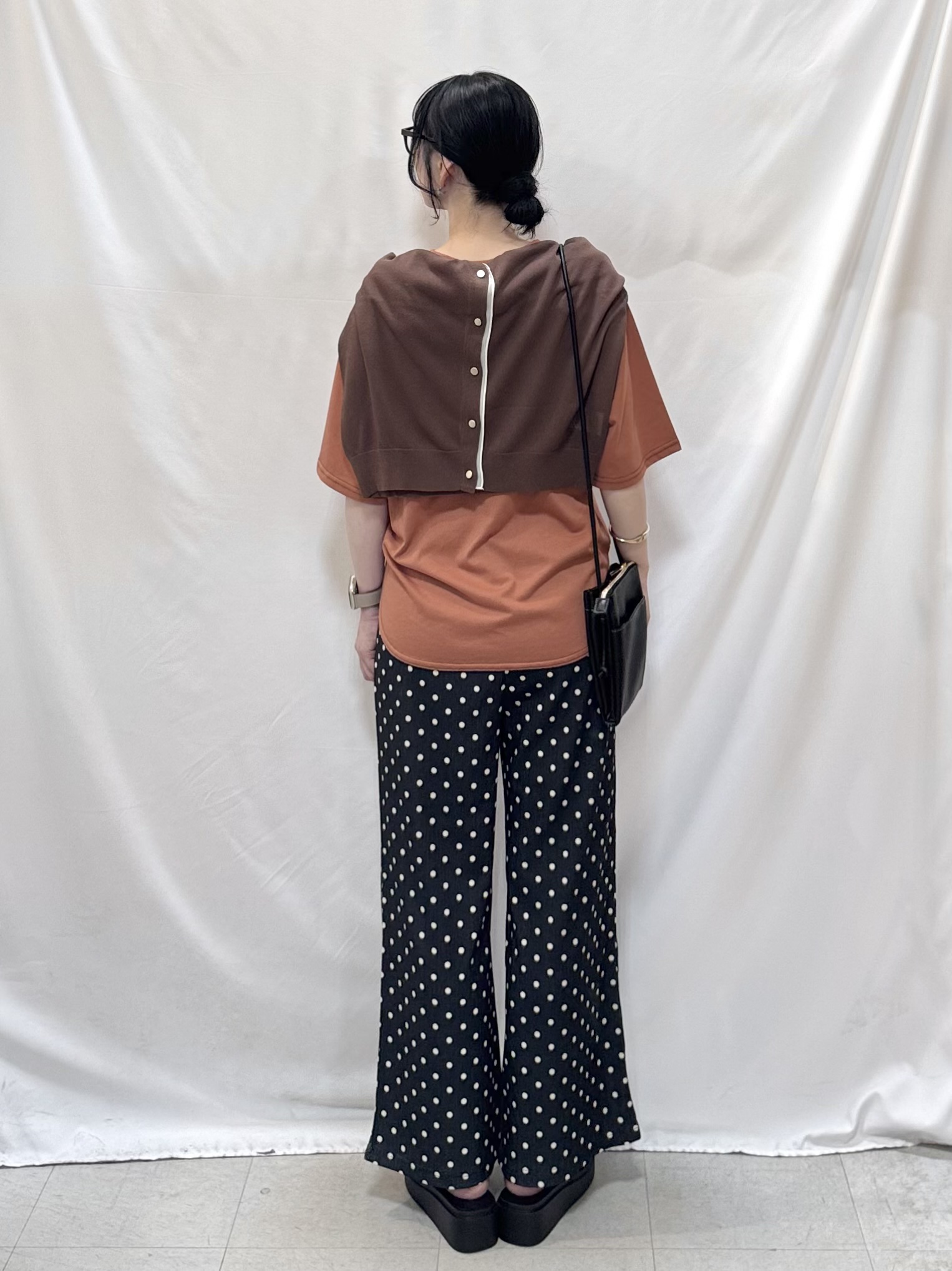 𝐇𝐢𝐫𝐨𝐦𝐢さんの「SHOO･LA･RUE｜【洗濯機可/S-LL】配色シフォン襟でサマ見え 上品シアーカーディガン」を使ったコーディネート