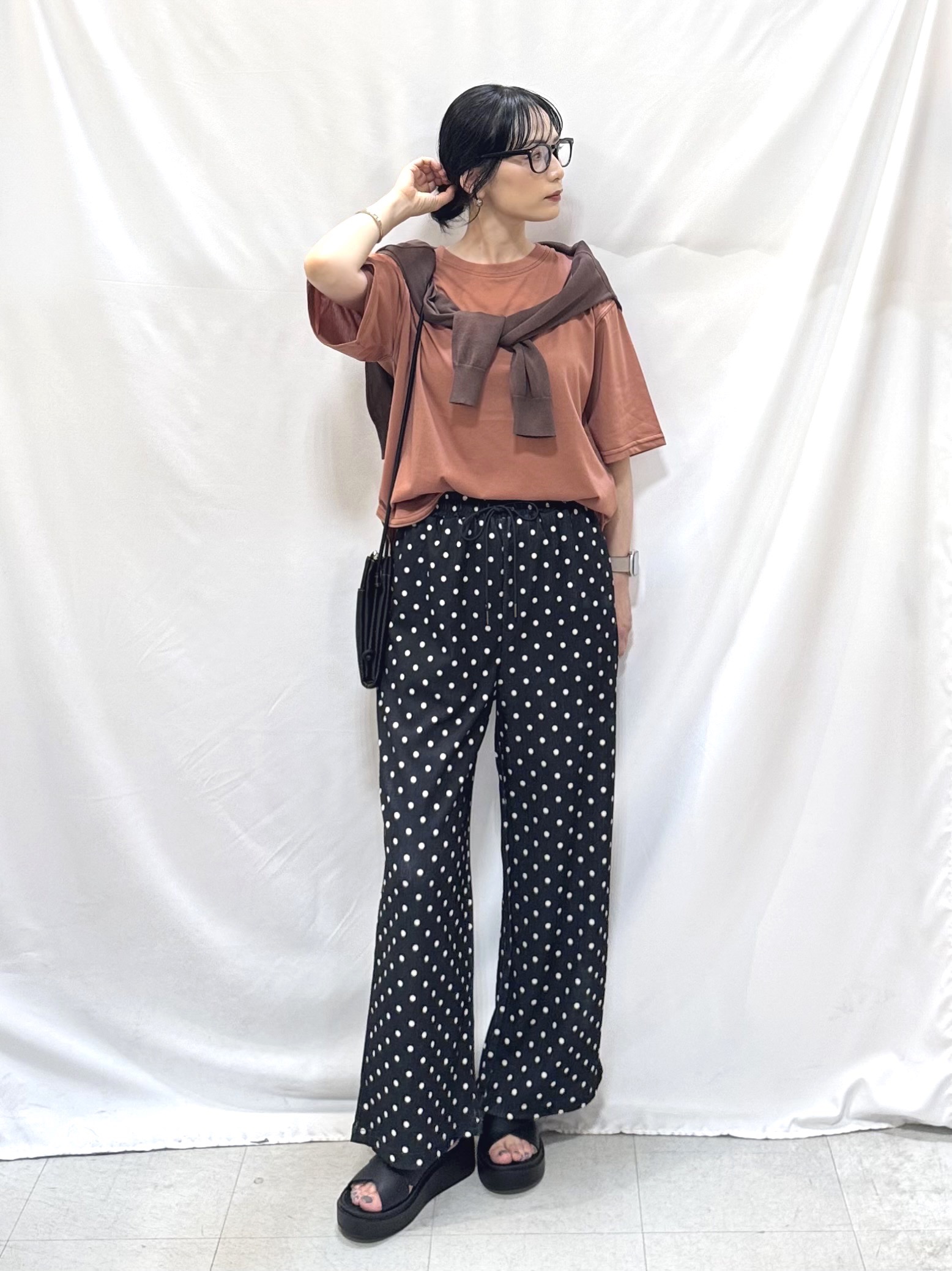𝐇𝐢𝐫𝐨𝐦𝐢さんの「SHOO･LA･RUE｜【洗濯機可/S-LL】配色シフォン襟でサマ見え 上品シアーカーディガン」を使ったコーディネート