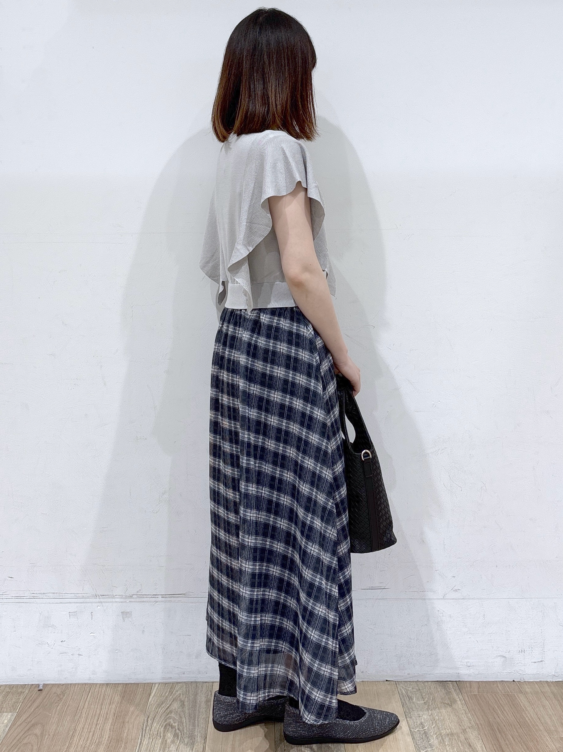 るーさんの「grove｜【低身長さんも選べる着丈・洗濯機◎】1枚で華やか 肩フリルニットドッキングワンピース」を使ったコーディネート