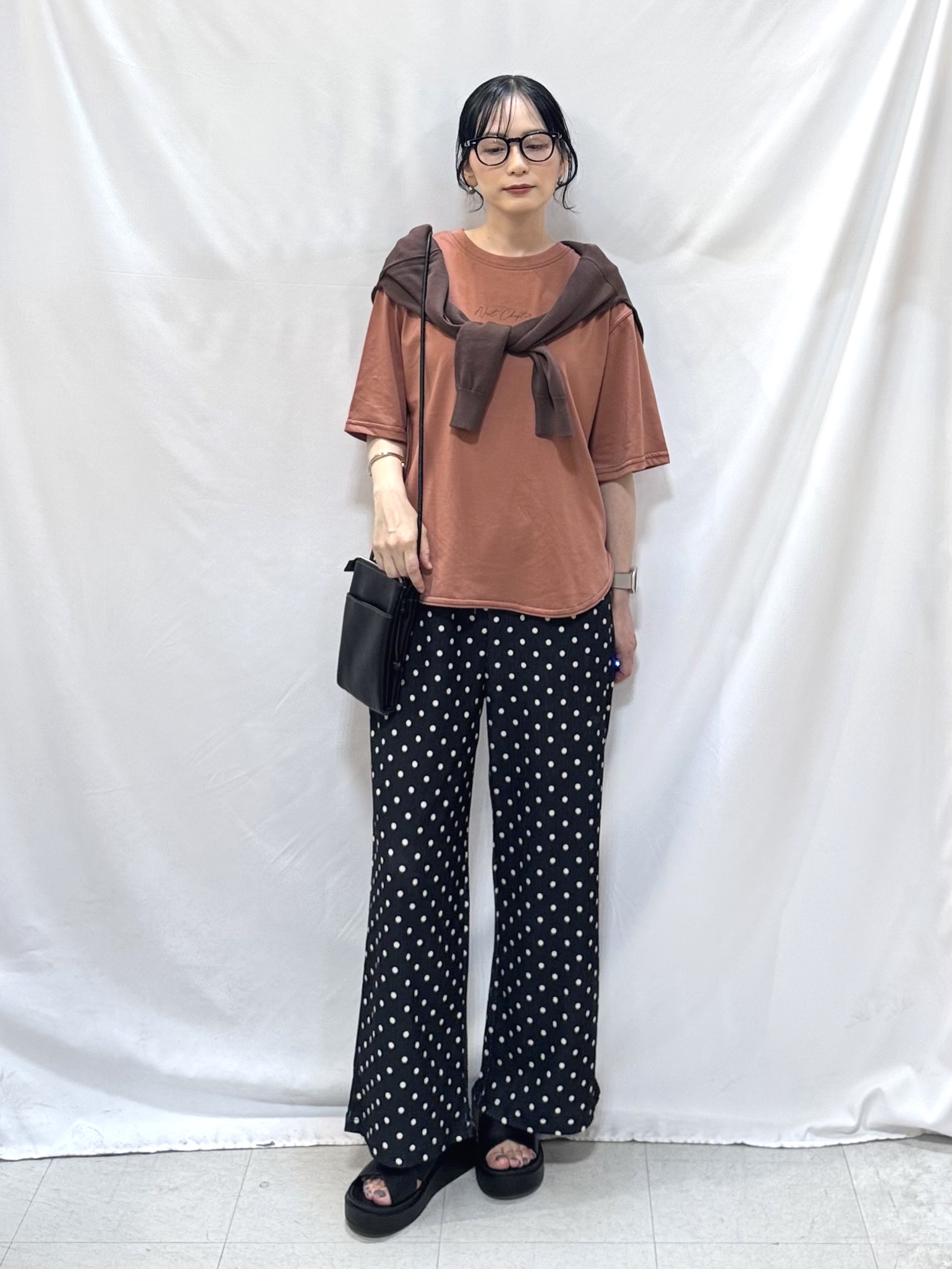 𝐇𝐢𝐫𝐨𝐦𝐢さんの「SHOO･LA･RUE｜【洗濯機可/S-LL】配色シフォン襟でサマ見え 上品シアーカーディガン」を使ったコーディネート