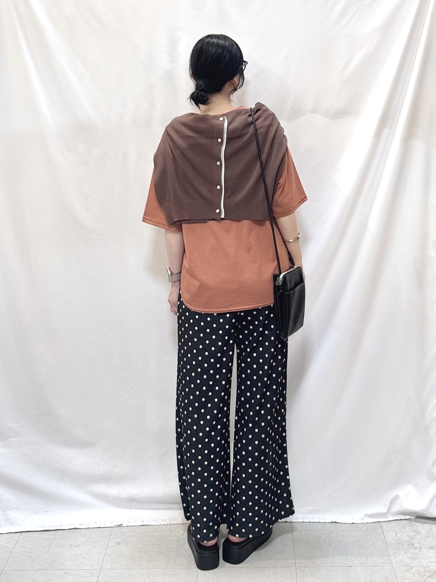 𝐇𝐢𝐫𝐨𝐦𝐢さんの「SHOO･LA･RUE｜【洗濯機可/S-LL】配色シフォン襟でサマ見え 上品シアーカーディガン」を使ったコーディネート