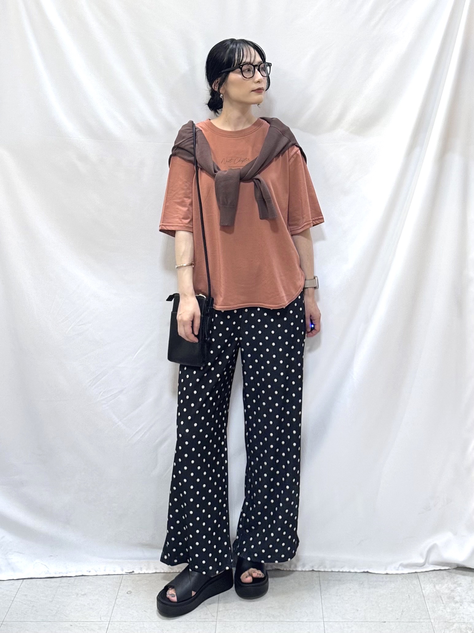 𝐇𝐢𝐫𝐨𝐦𝐢さんの「SHOO･LA･RUE｜【洗濯機可/S-LL】配色シフォン襟でサマ見え 上品シアーカーディガン」を使ったコーディネート