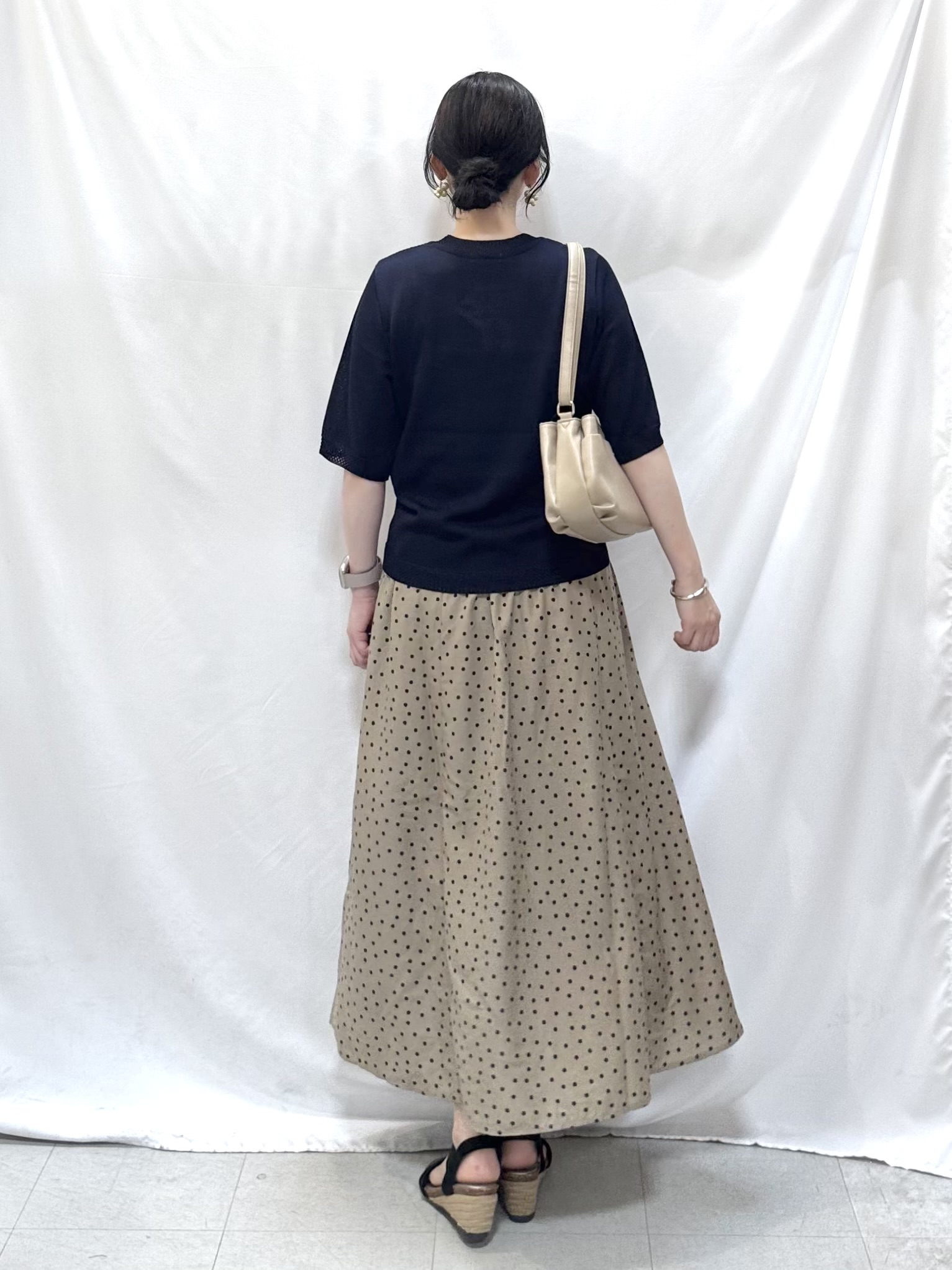 𝐇𝐢𝐫𝐨𝐦𝐢さんの「SHOO･LA･RUE｜【S-LL/二の腕カバー】品よく決まる 5分袖デザインニット」を使ったコーディネート