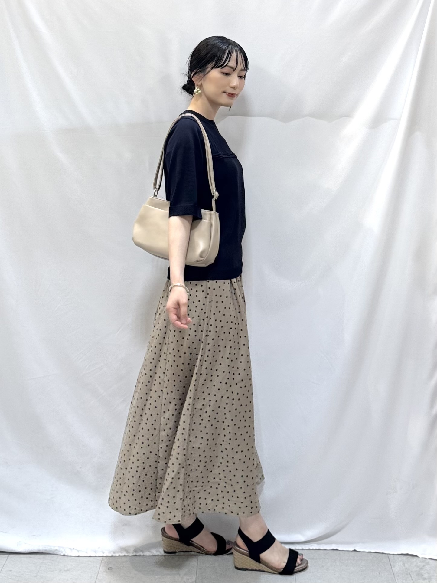 𝐇𝐢𝐫𝐨𝐦𝐢さんの「SHOO･LA･RUE｜【S-LL/二の腕カバー】品よく決まる 5分袖デザインニット」を使ったコーディネート
