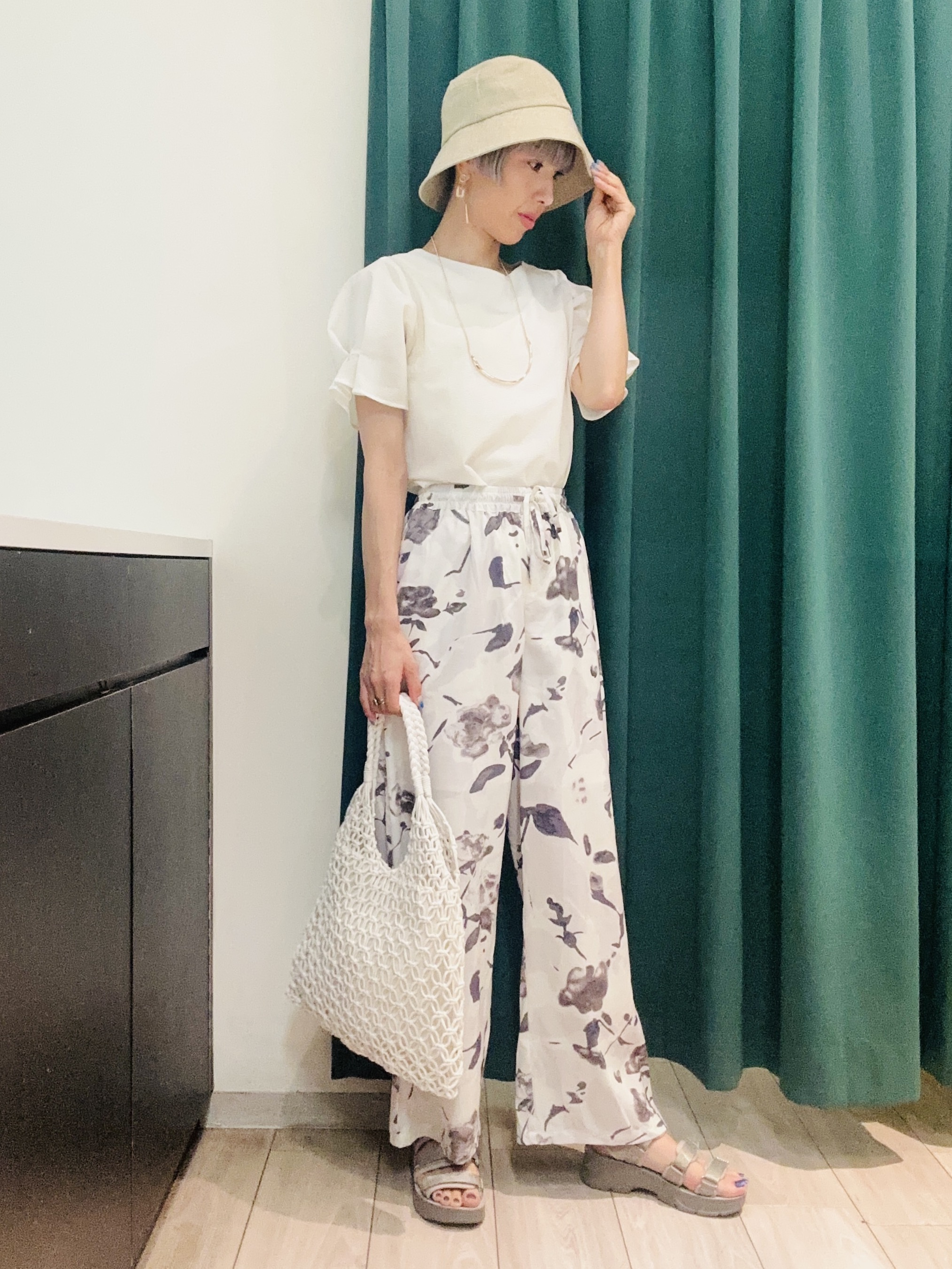 えまんさんの「SHOO･LA･RUE｜【洗濯後しわになりにくい/UV/S-LL】二の腕隠れる 吸水速乾お袖タックブラウス」を使ったコーディネート