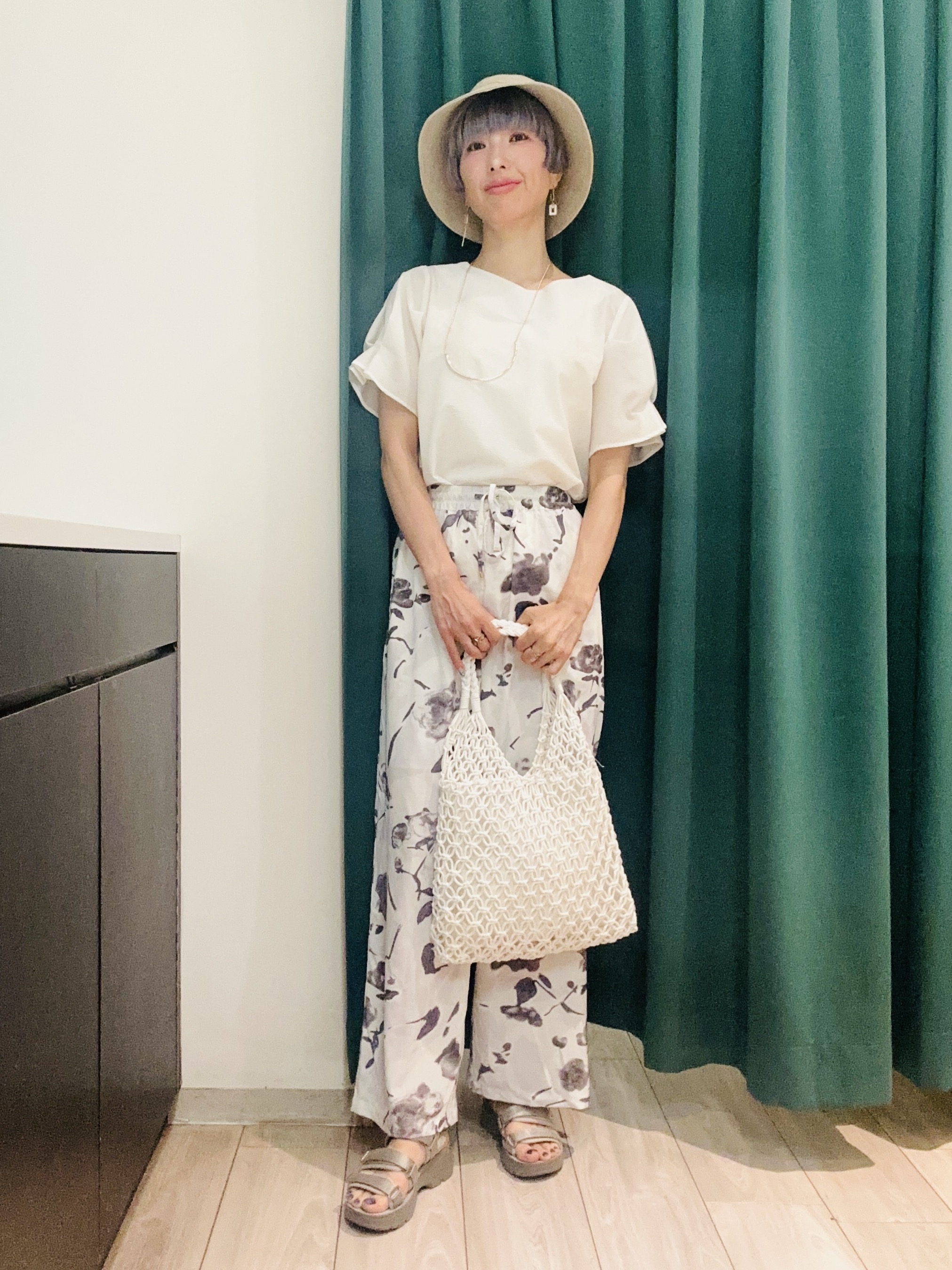 えまんさんの「SHOO･LA･RUE｜【洗濯後しわになりにくい/UV/S-LL】二の腕隠れる 吸水速乾お袖タックブラウス」を使ったコーディネート