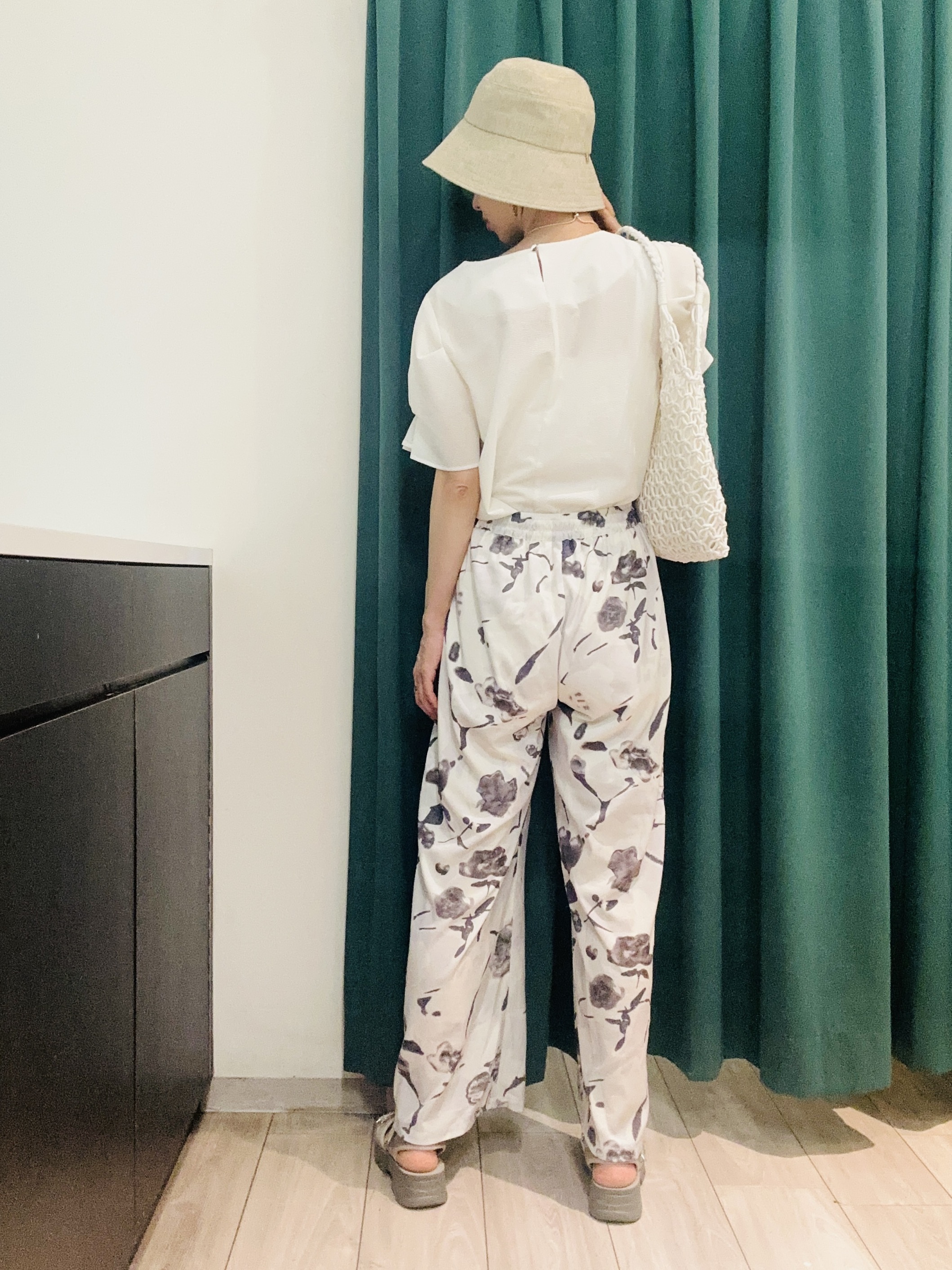 えまんさんの「SHOO･LA･RUE｜【洗濯後しわになりにくい/UV/S-LL】二の腕隠れる 吸水速乾お袖タックブラウス」を使ったコーディネート